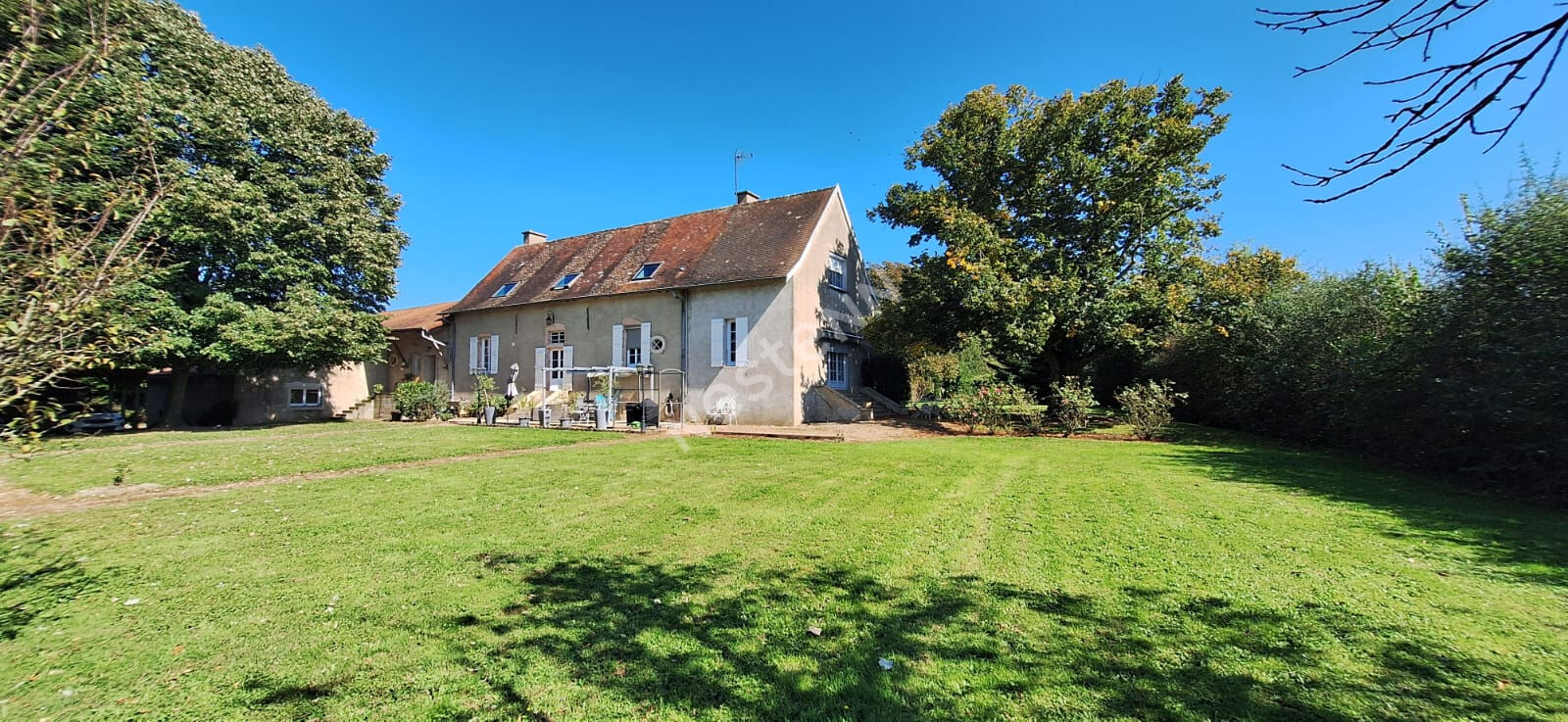 Superbe propriété de caractère, maison familiale offrant 5 chambres et un agréable terrain arboré