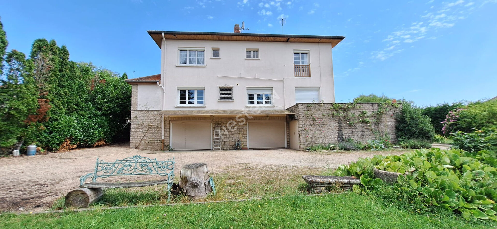 Maison sur sous-sol de plus de 200 m² habitables située entre Cuisery et Saint-Trivier de Courtes