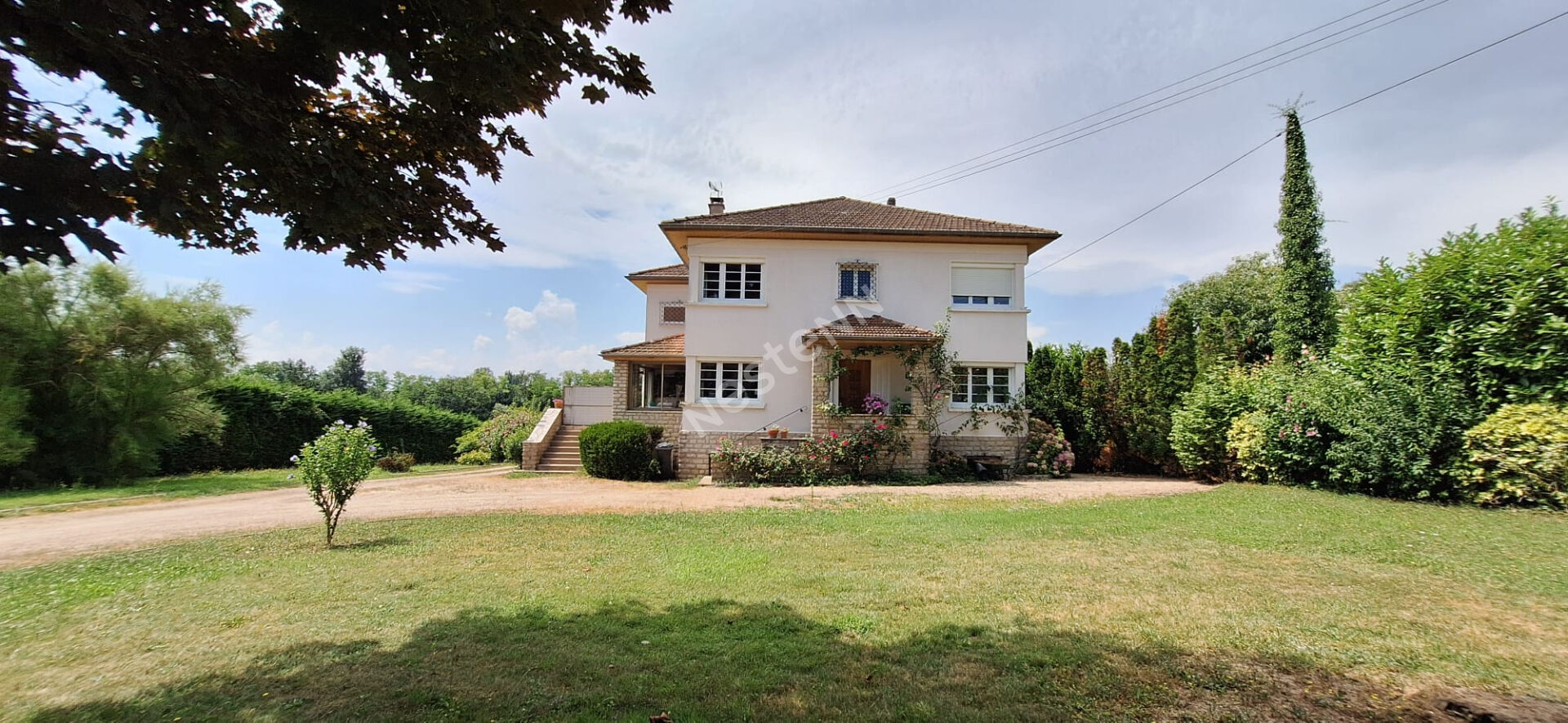 Maison sur sous-sol de plus de 200 m² habitables située entre Cuisery et Saint-Trivier de Courtes