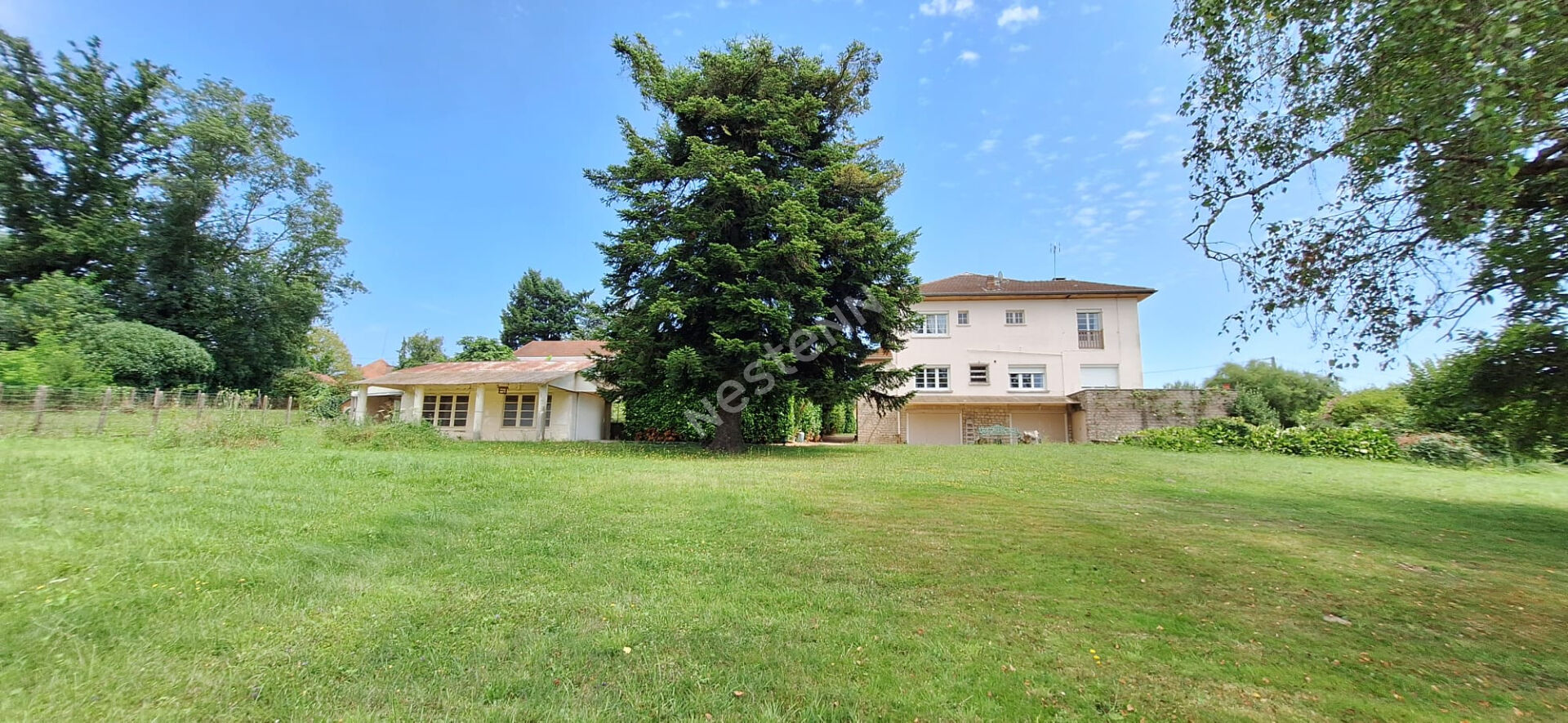 Maison sur sous-sol de plus de 200 m² habitables située entre Cuisery et Saint-Trivier de Courtes