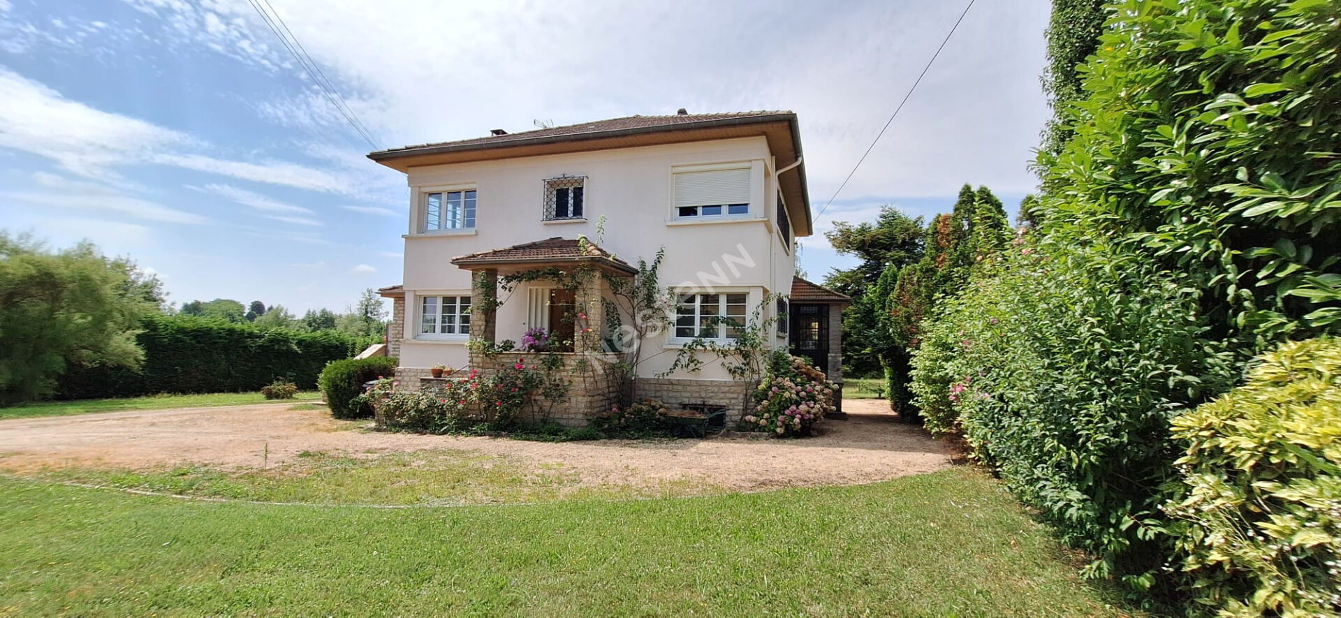 Maison sur sous-sol de plus de 200 m² habitables située entre Cuisery et Saint-Trivier de Courtes