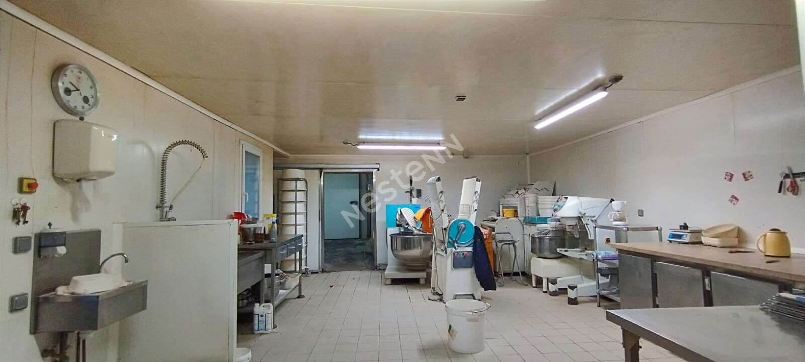 Local professionnel de plus de 100m2, proche Tournus, Cuisery et Louhans.