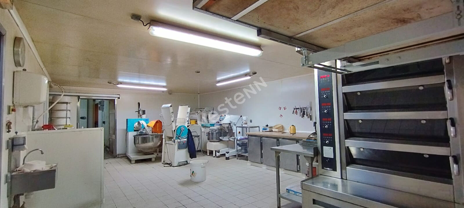 Local professionnel de plus de 100m2, proche Tournus, Cuisery et Louhans.