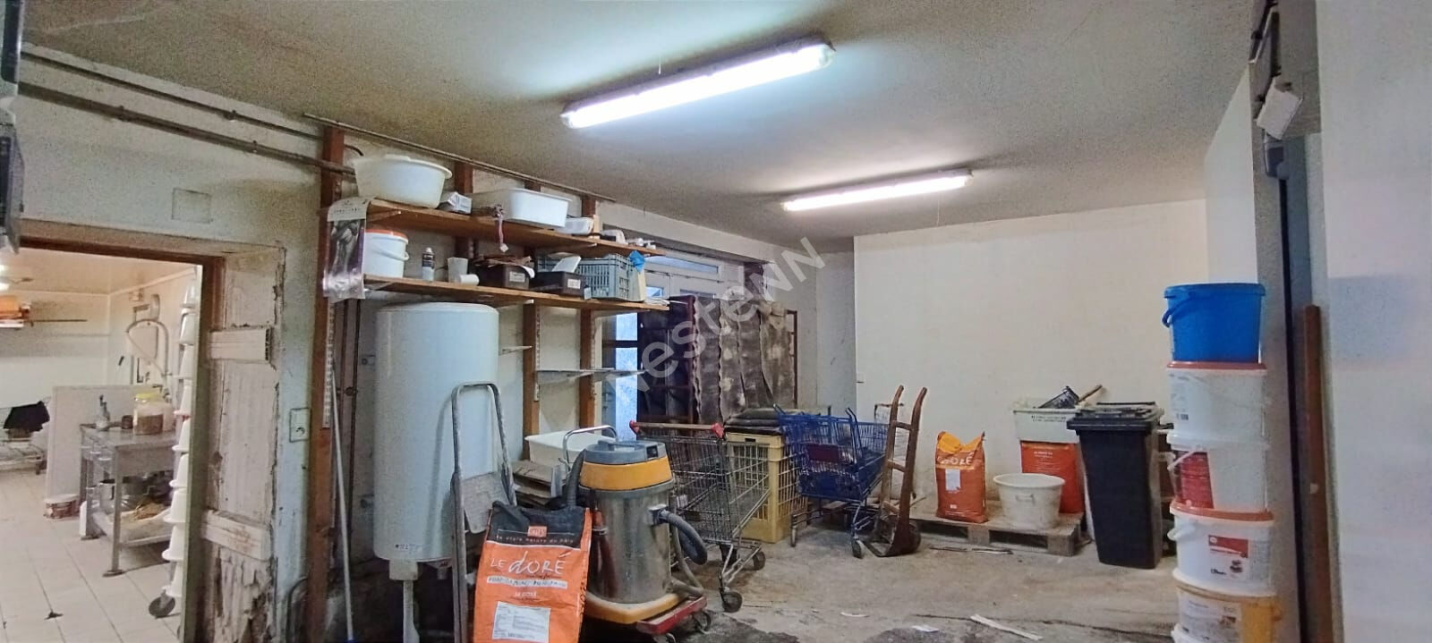 Local professionnel de plus de 100m2, proche Tournus, Cuisery et Louhans.