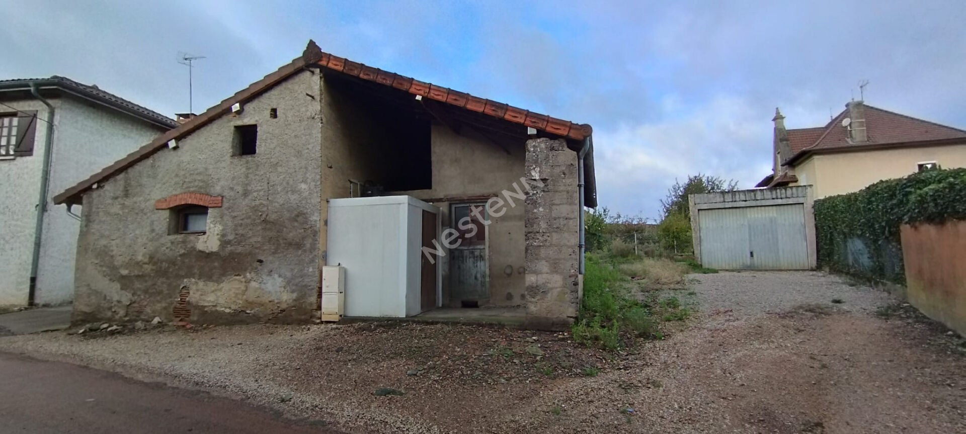 Local professionnel de plus de 100m2, proche Tournus, Cuisery et Louhans.
