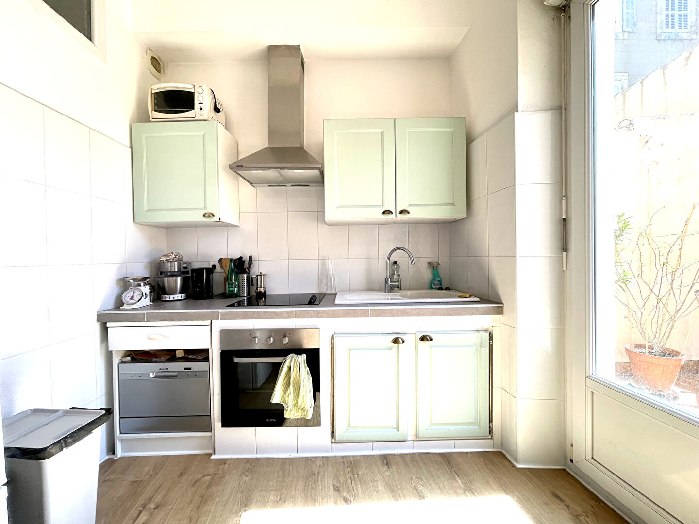 Appartement  2 pièce(s) 41 m²  balcon terrasse Quartier  Castellane Baille