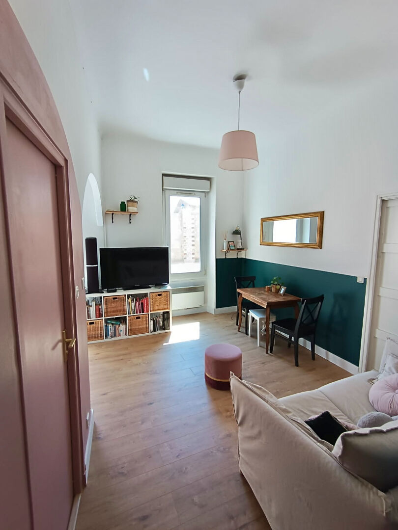 Appartement  2 pièce(s) 41 m²  balcon terrasse Quartier  Castellane Baille