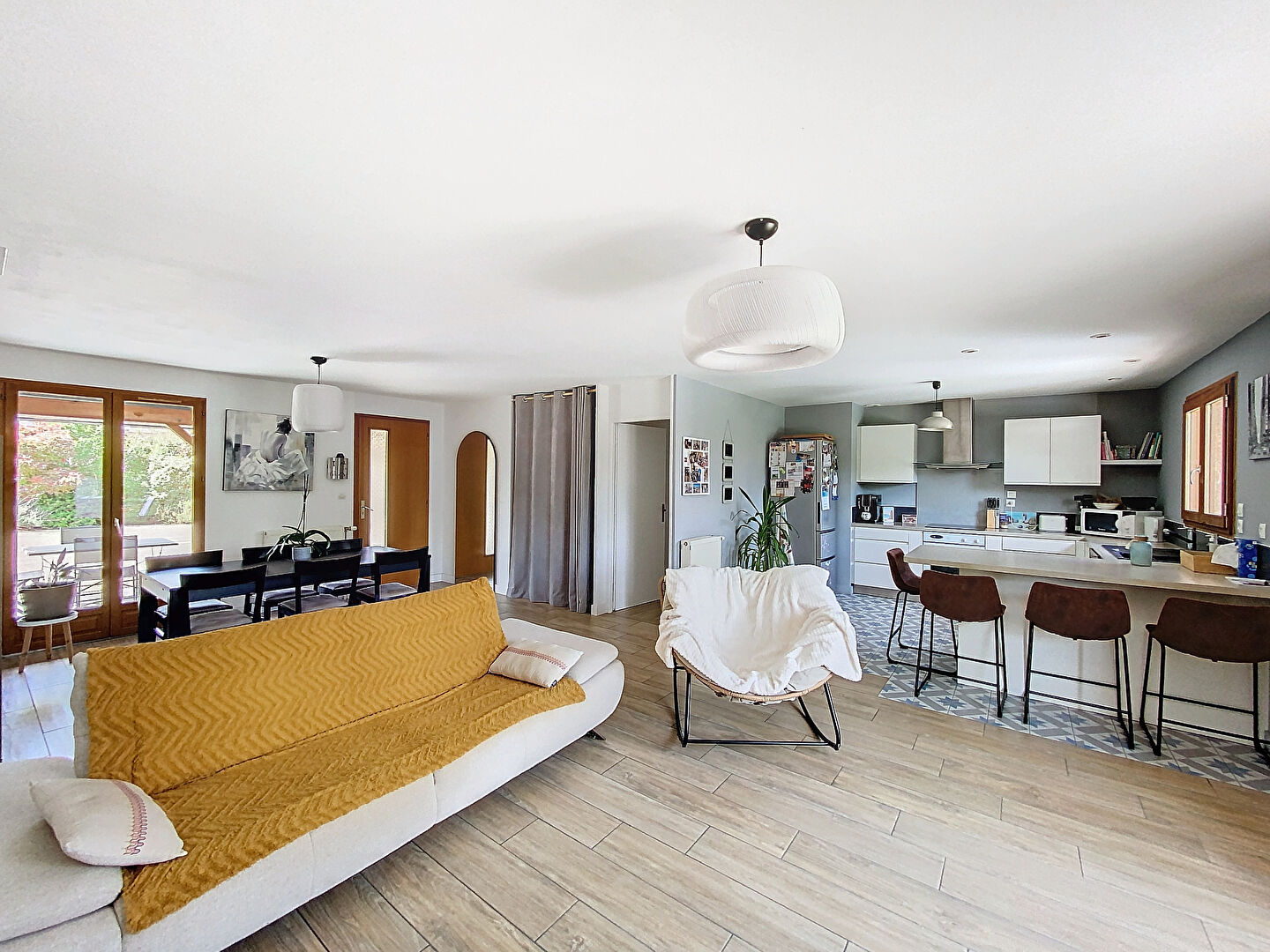 Maison  de plain -pied de 110 m2, 3 trois chambres , un bureau,  un terrain de 1200 m2, car port, cours de stationnement, atelier