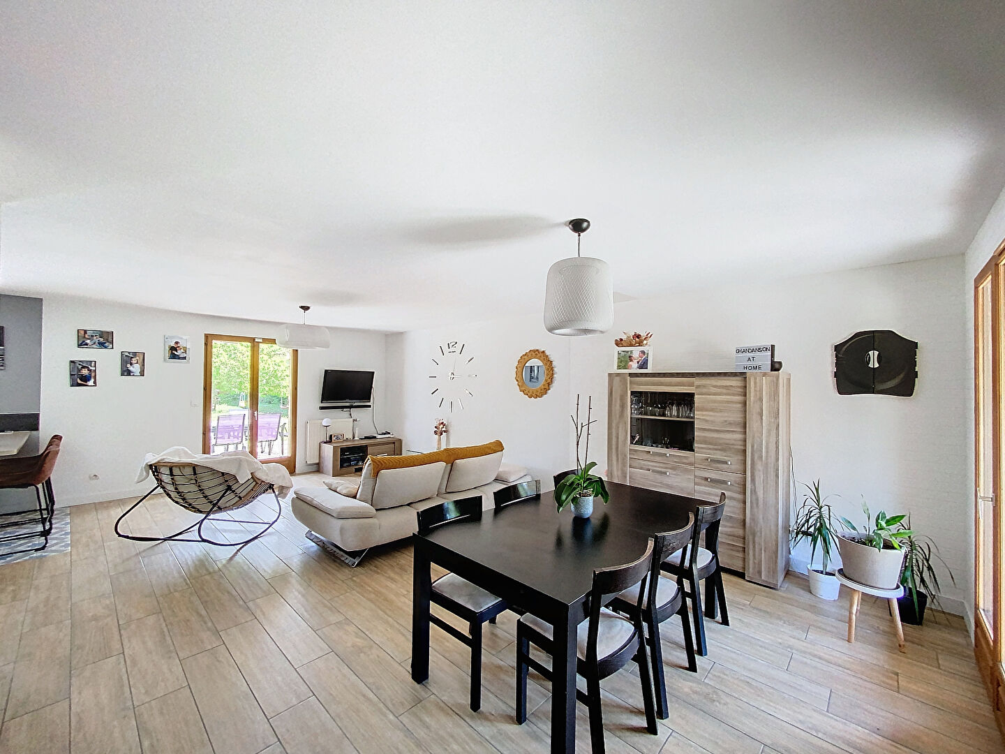 Maison  de plain -pied de 110 m2, 3 trois chambres , un bureau,  un terrain de 1200 m2, car port, cours de stationnement, atelier