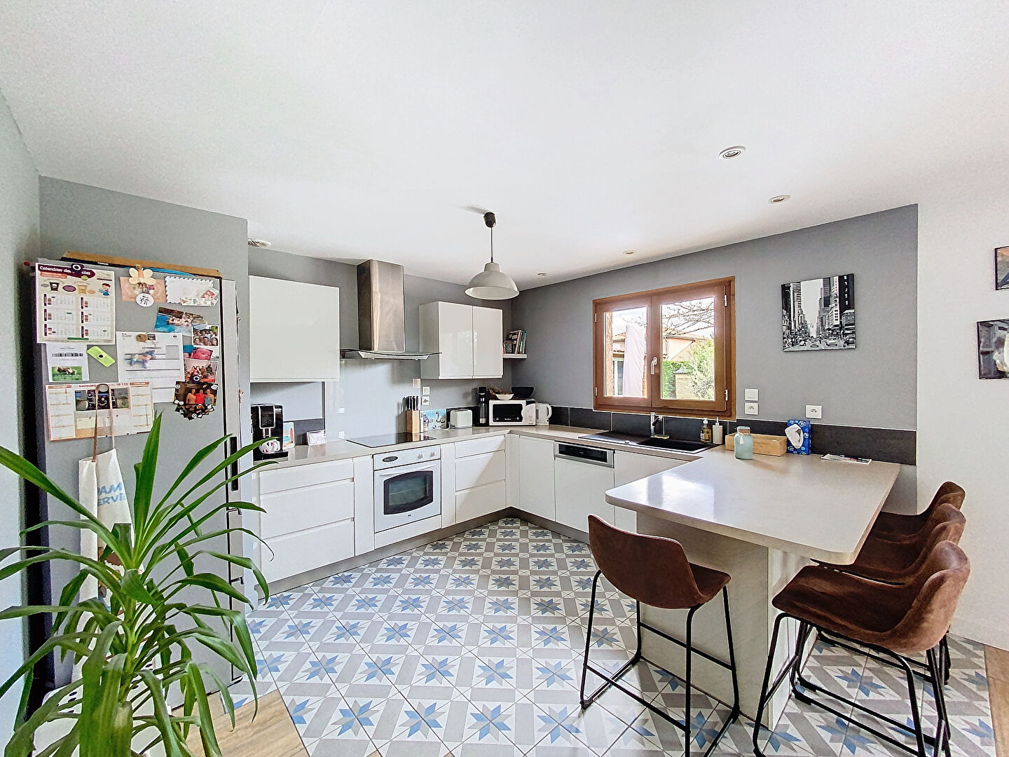 Maison  de plain -pied de 110 m2, 3 trois chambres , un bureau,  un terrain de 1200 m2, car port, cours de stationnement, atelier