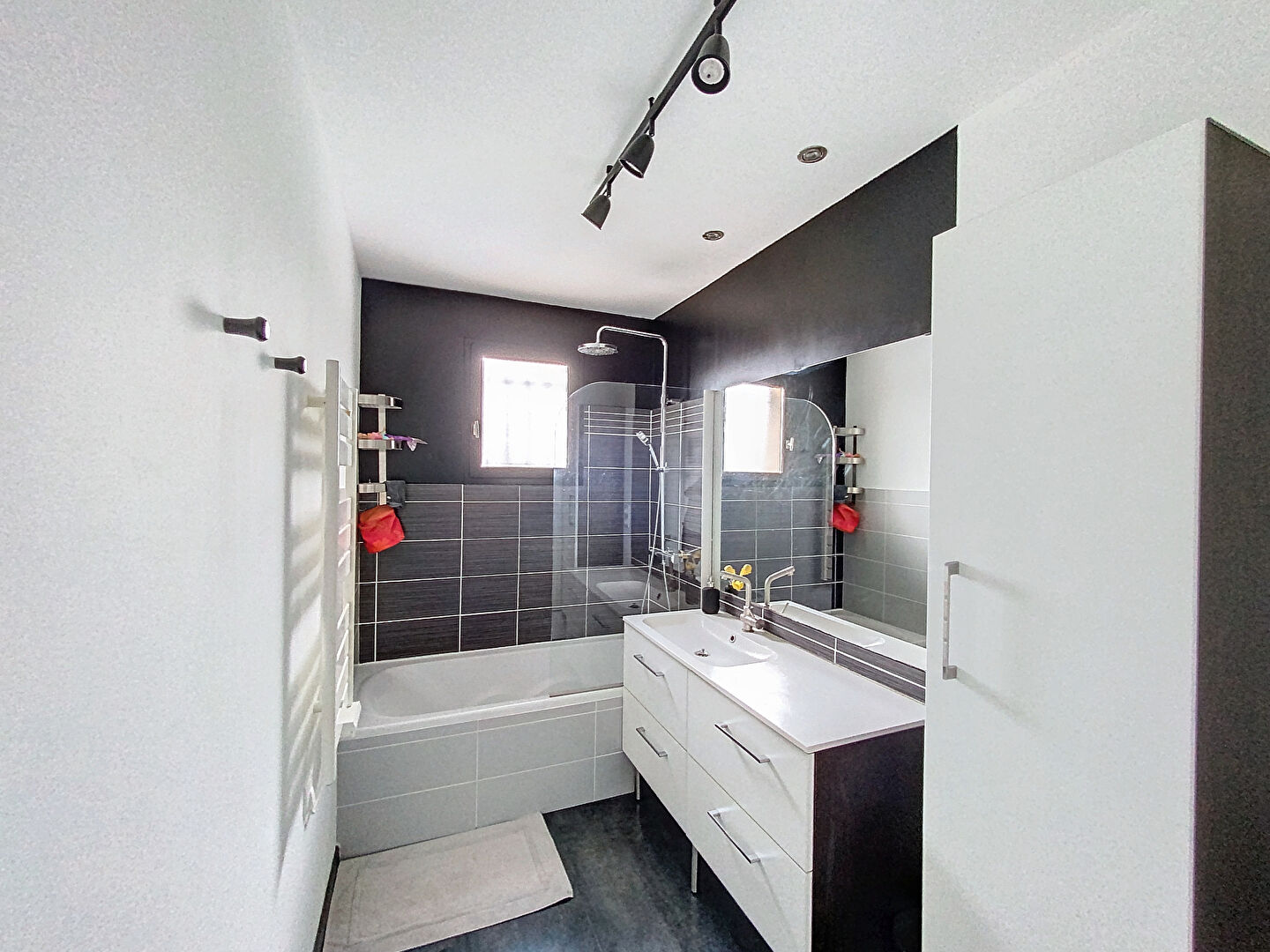 Maison  de plain -pied de 110 m2, 3 trois chambres , un bureau,  un terrain de 1200 m2, car port, cours de stationnement, atelier