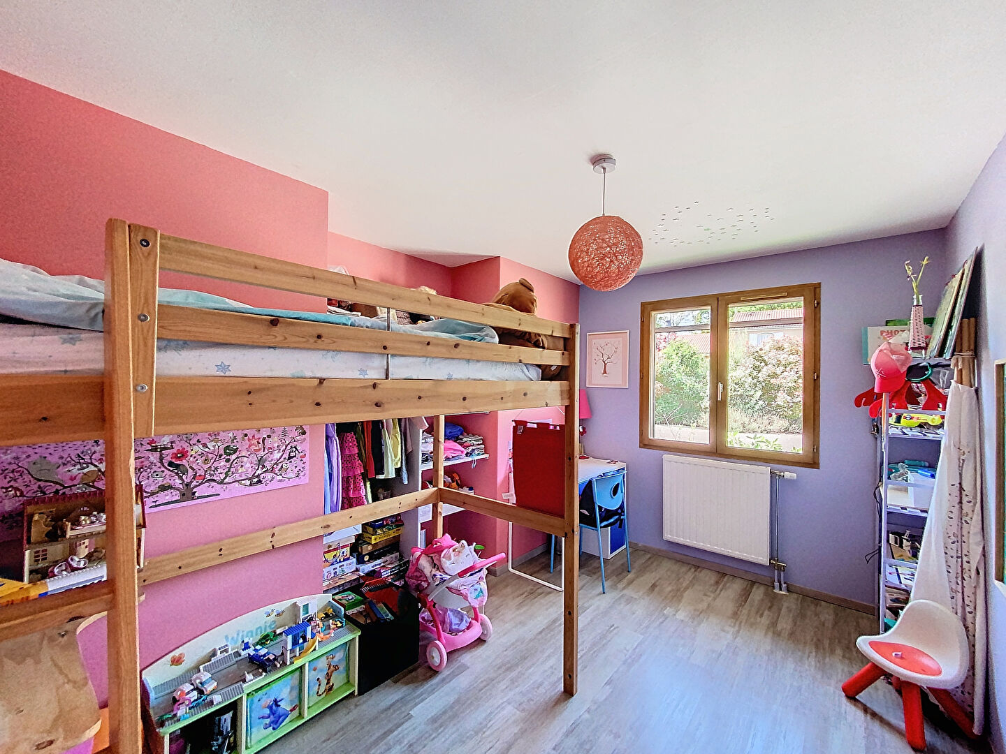 Maison  de plain -pied de 110 m2, 3 trois chambres , un bureau,  un terrain de 1200 m2, car port, cours de stationnement, atelier