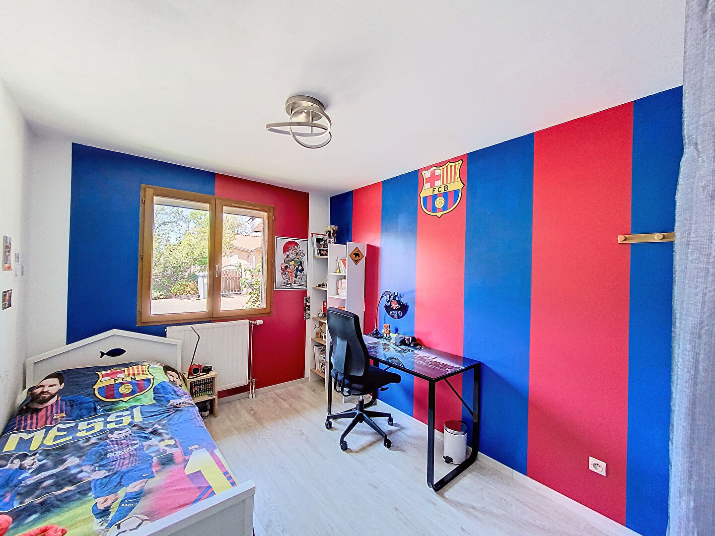 Maison  de plain -pied de 110 m2, 3 trois chambres , un bureau,  un terrain de 1200 m2, car port, cours de stationnement, atelier
