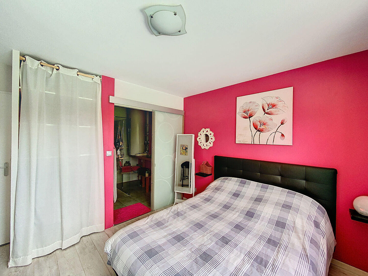 Maison  de plain -pied de 110 m2, 3 trois chambres , un bureau,  un terrain de 1200 m2, car port, cours de stationnement, atelier