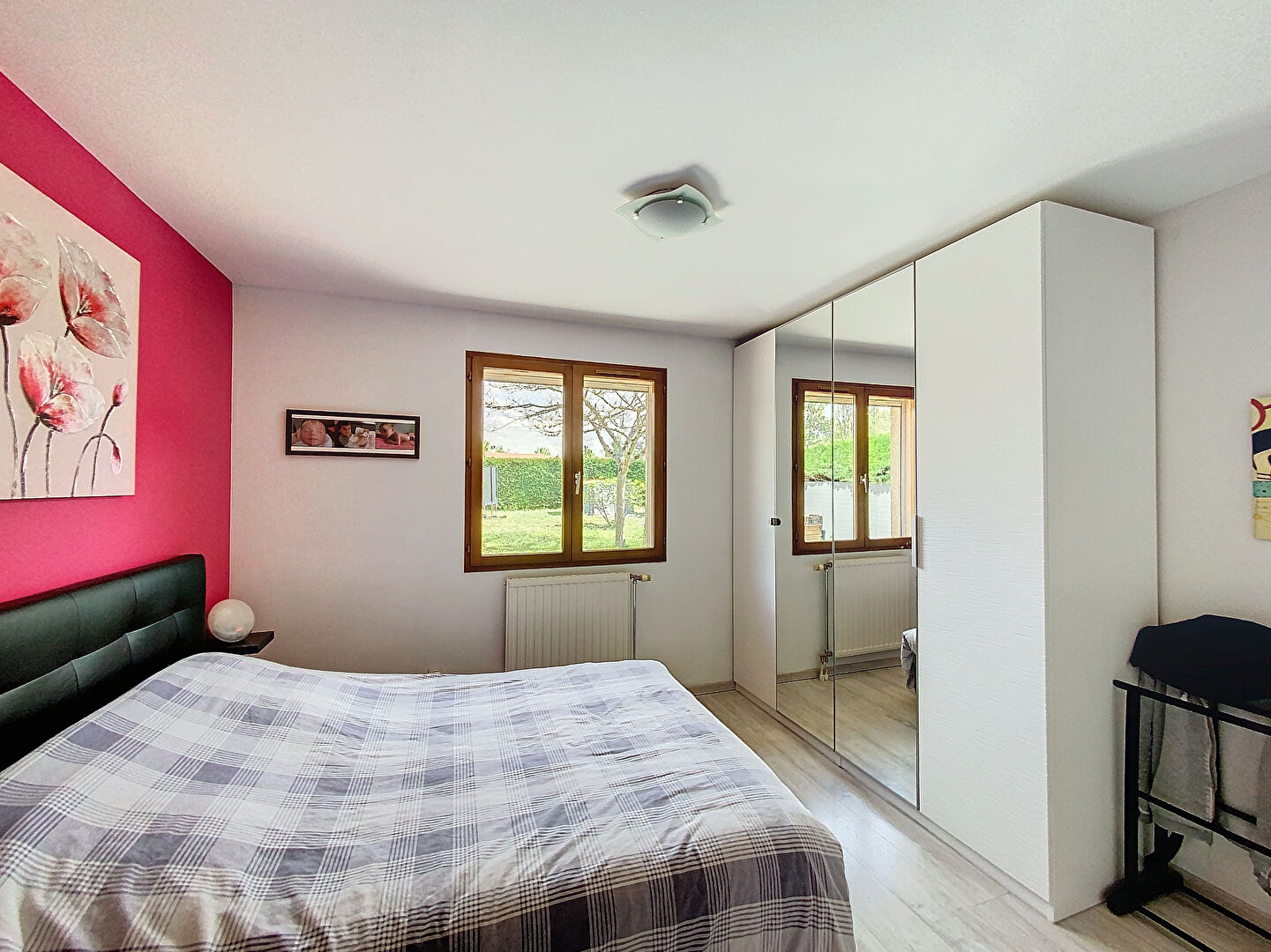 Maison  de plain -pied de 110 m2, 3 trois chambres , un bureau,  un terrain de 1200 m2, car port, cours de stationnement, atelier