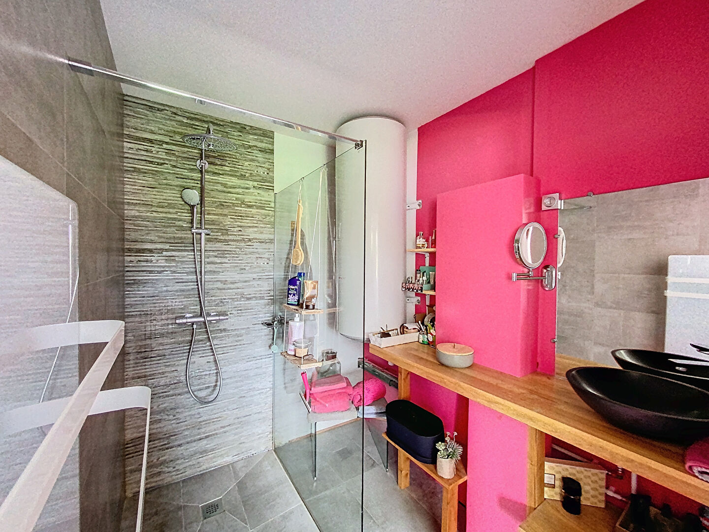 Maison  de plain -pied de 110 m2, 3 trois chambres , un bureau,  un terrain de 1200 m2, car port, cours de stationnement, atelier