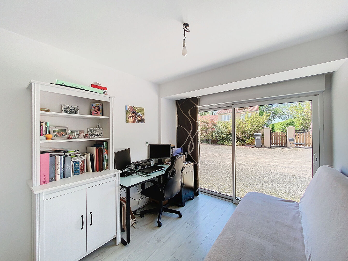 Maison  de plain -pied de 110 m2, 3 trois chambres , un bureau,  un terrain de 1200 m2, car port, cours de stationnement, atelier