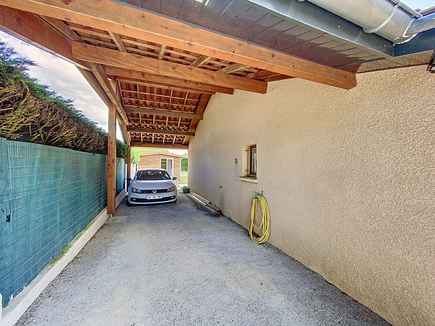 Maison  de plain -pied de 110 m2, 3 trois chambres , un bureau,  un terrain de 1200 m2, car port, cours de stationnement, atelier