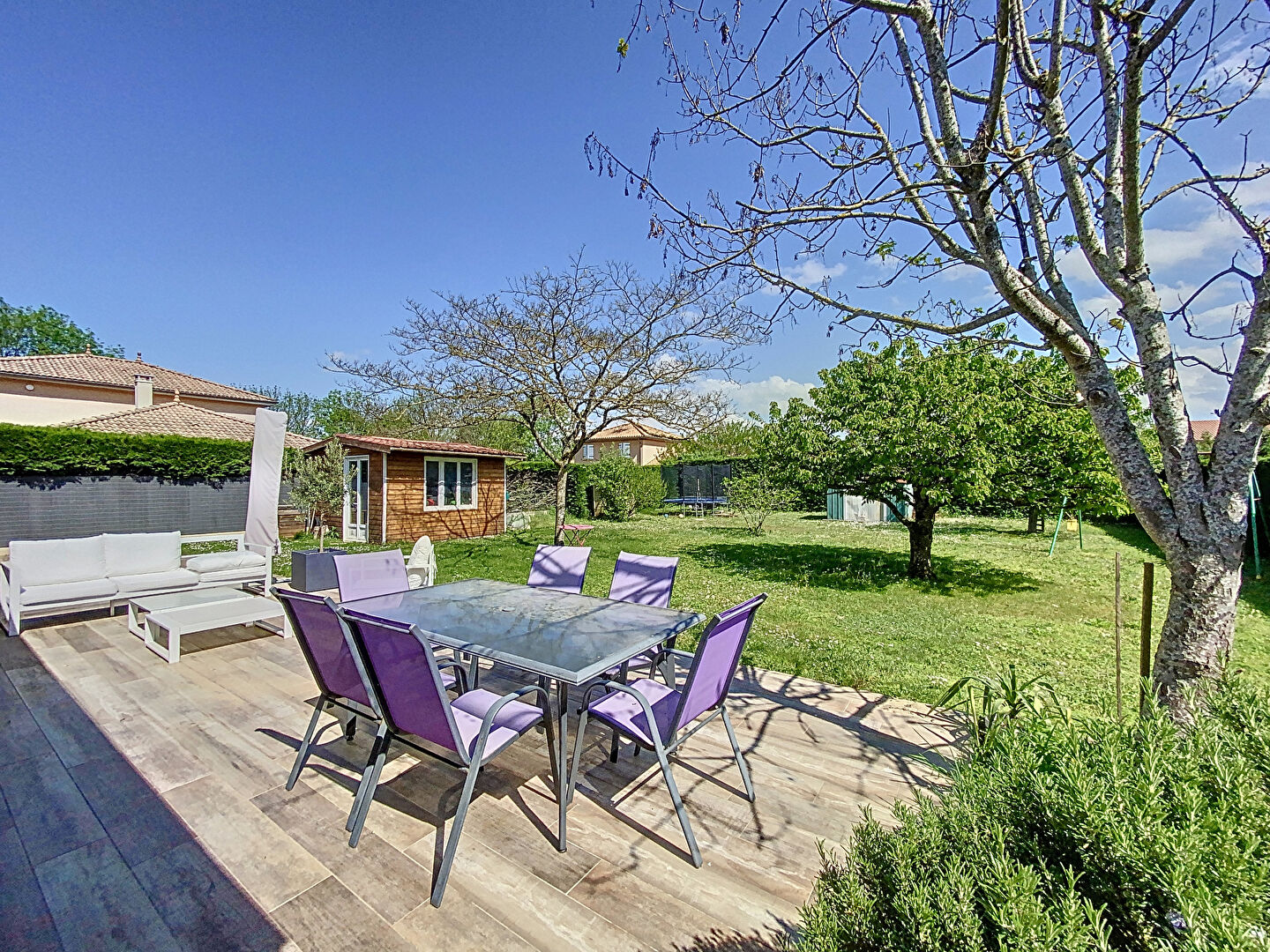 Maison  de plain -pied de 110 m2, 3 trois chambres , un bureau,  un terrain de 1200 m2, car port, cours de stationnement, atelier