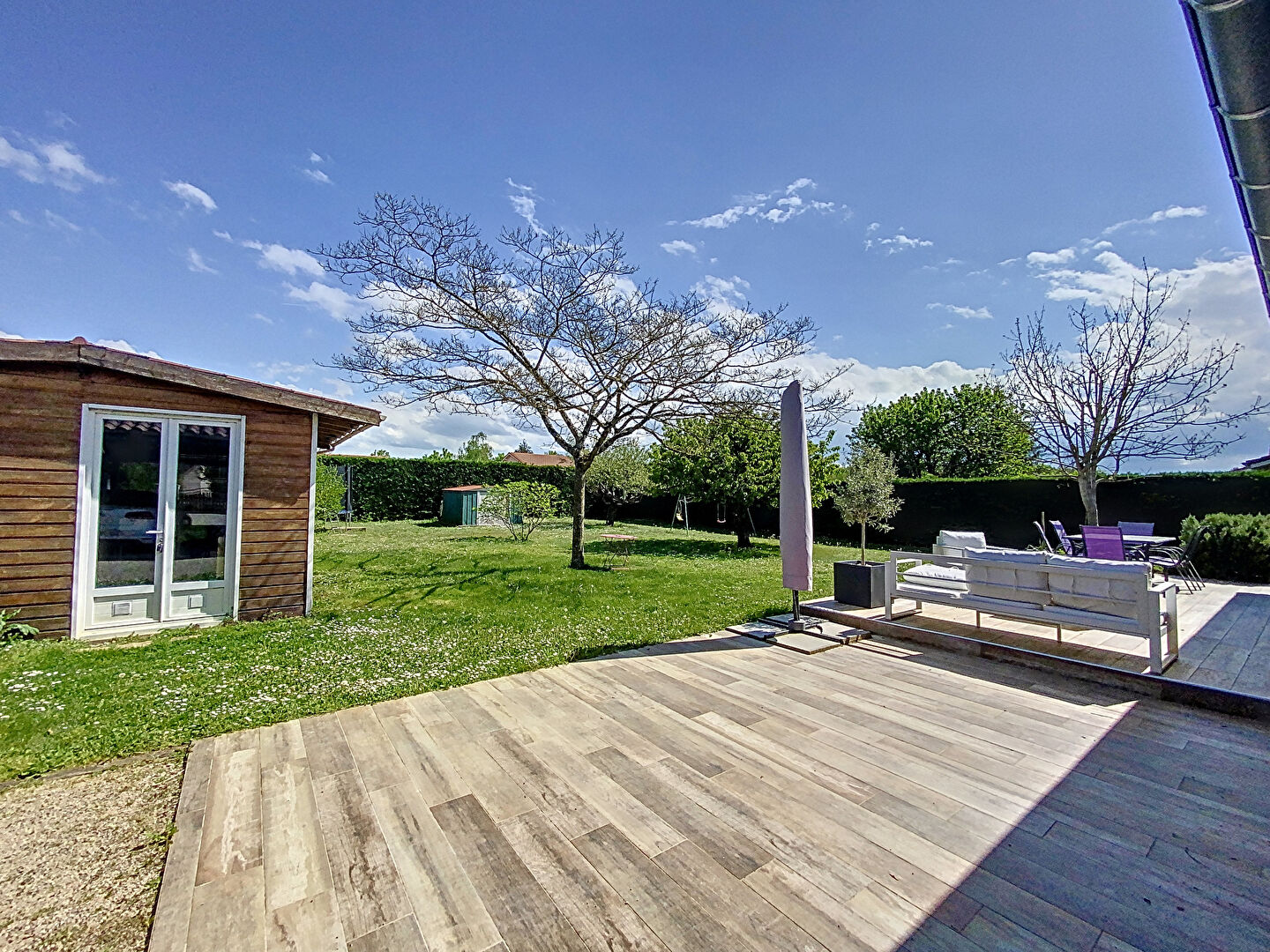 Maison  de plain -pied de 110 m2, 3 trois chambres , un bureau,  un terrain de 1200 m2, car port, cours de stationnement, atelier