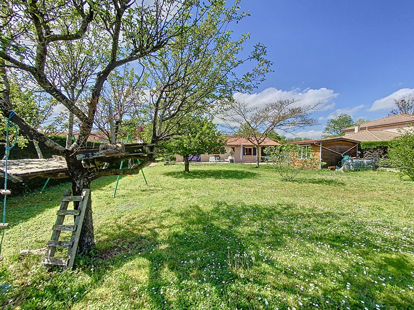 Maison  de plain -pied de 110 m2, 3 trois chambres , un bureau,  un terrain de 1200 m2, car port, cours de stationnement, atelier