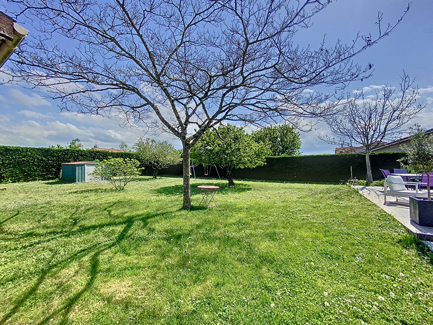 Maison  de plain -pied de 110 m2, 3 trois chambres , un bureau,  un terrain de 1200 m2, car port, cours de stationnement, atelier