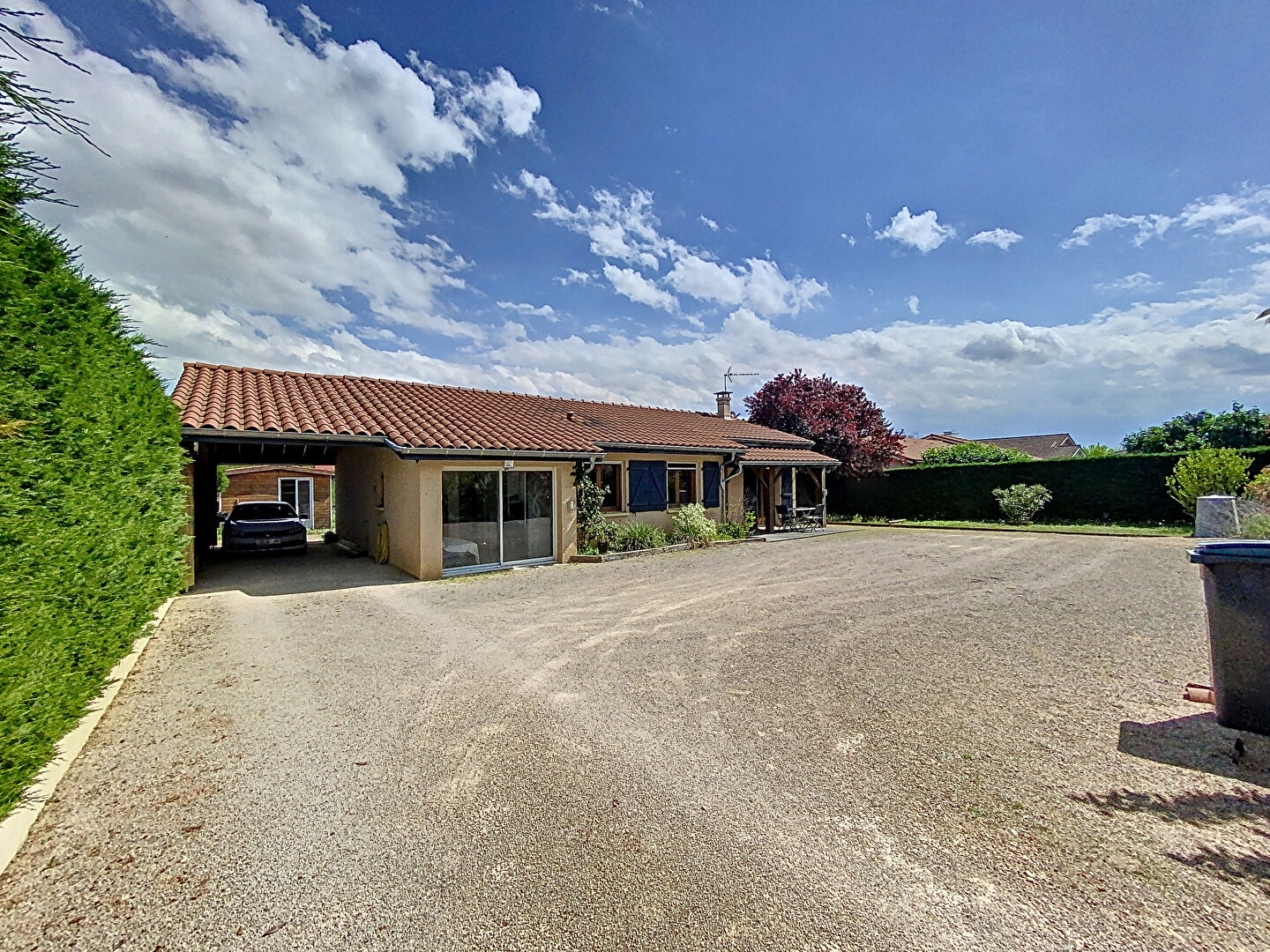 Maison  de plain -pied de 110 m2, 3 trois chambres , un bureau,  un terrain de 1200 m2, car port, cours de stationnement, atelier