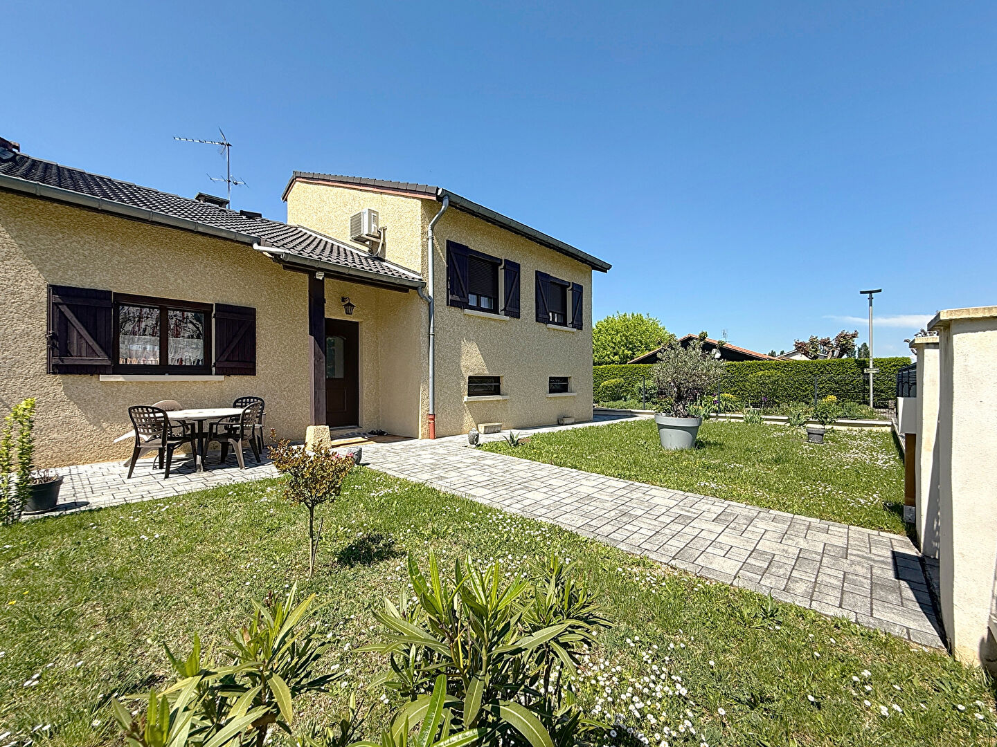 Maison au centre d'Amberieu En Bugey  maison de 108m2, 3 chambres, garage terrain avec piscine
