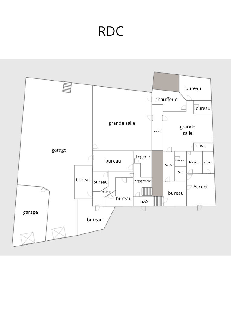 Immeuble de 648 m2 ,avec garage de 200 m2 et 245 m2 d'annexes et grenier.