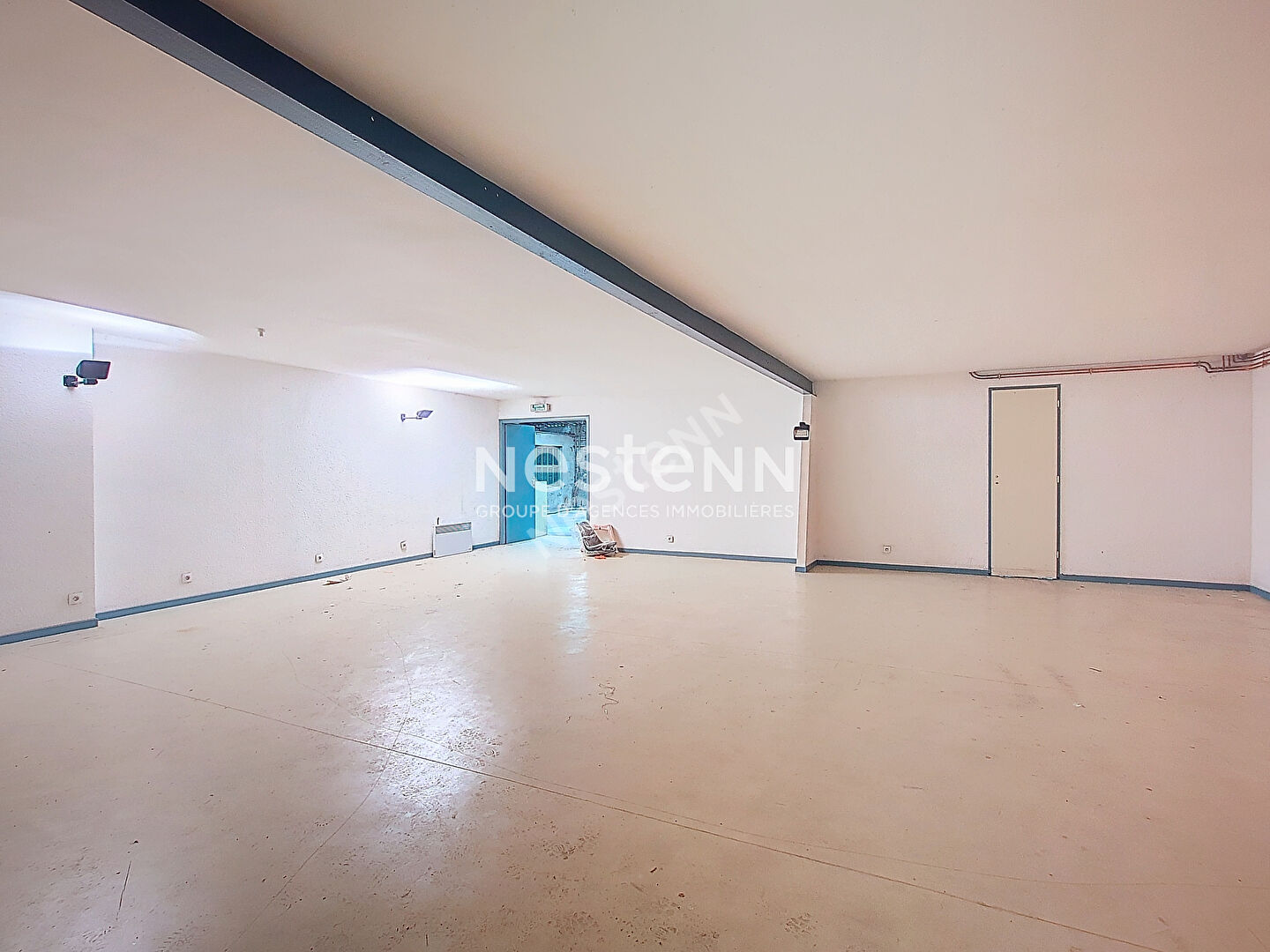 Immeuble de 648 m2 ,avec garage de 200 m2 et 245 m2 d'annexes et grenier.