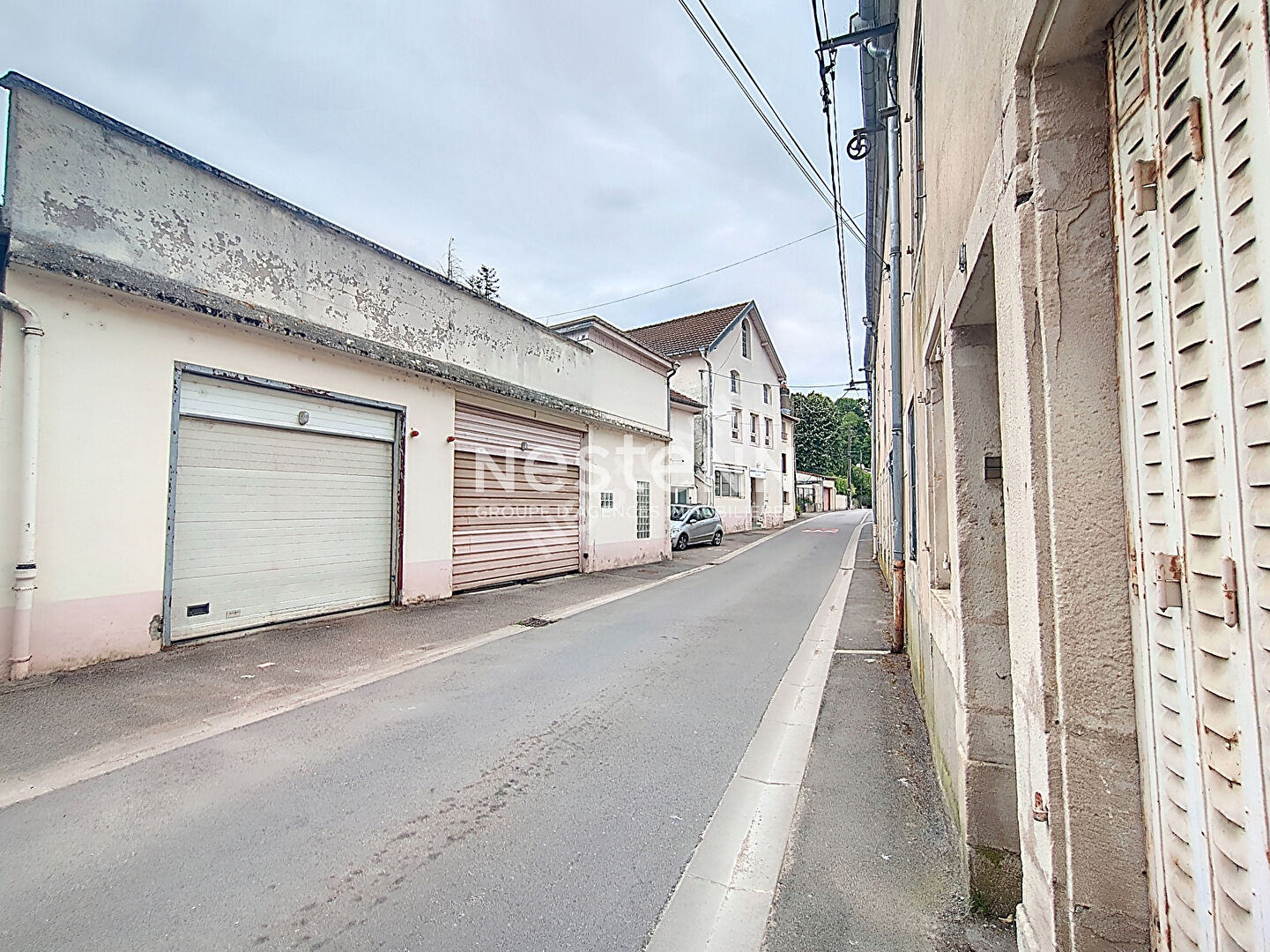 Immeuble de 648 m2 ,avec garage de 200 m2 et 245 m2 d'annexes et grenier.