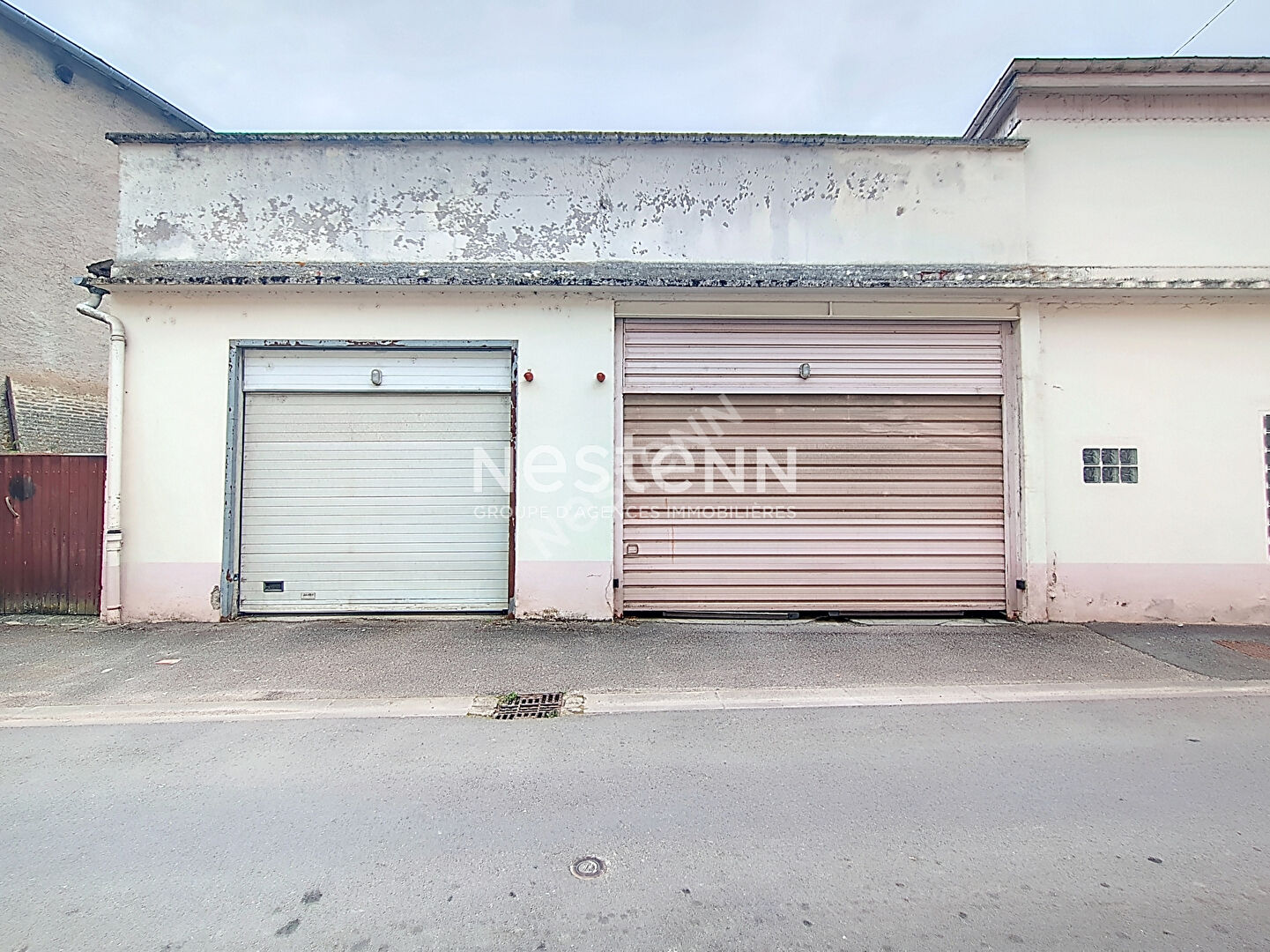 Immeuble de 648 m2 ,avec garage de 200 m2 et 245 m2 d'annexes et grenier.