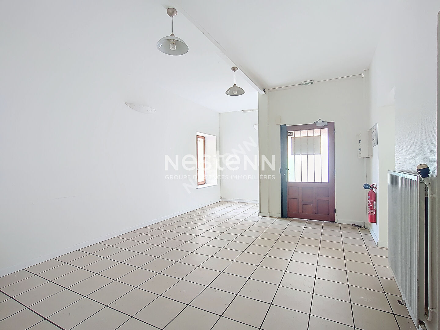 Immeuble de 648 m2 ,avec garage de 200 m2 et 245 m2 d'annexes et grenier.