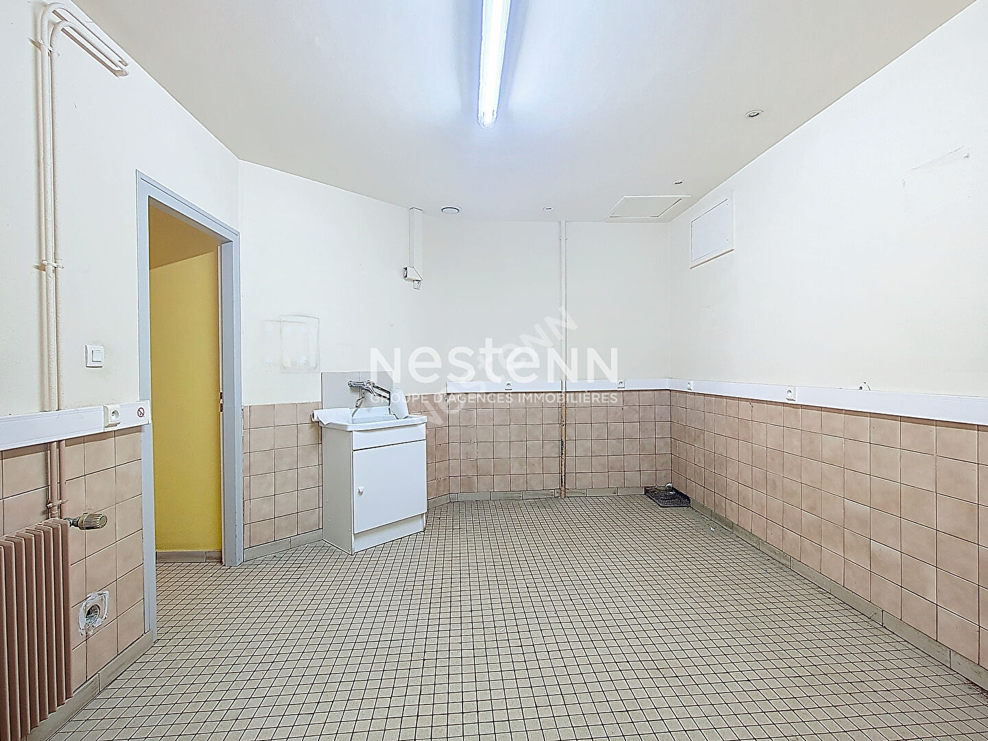 Immeuble de 648 m2 ,avec garage de 200 m2 et 245 m2 d'annexes et grenier.
