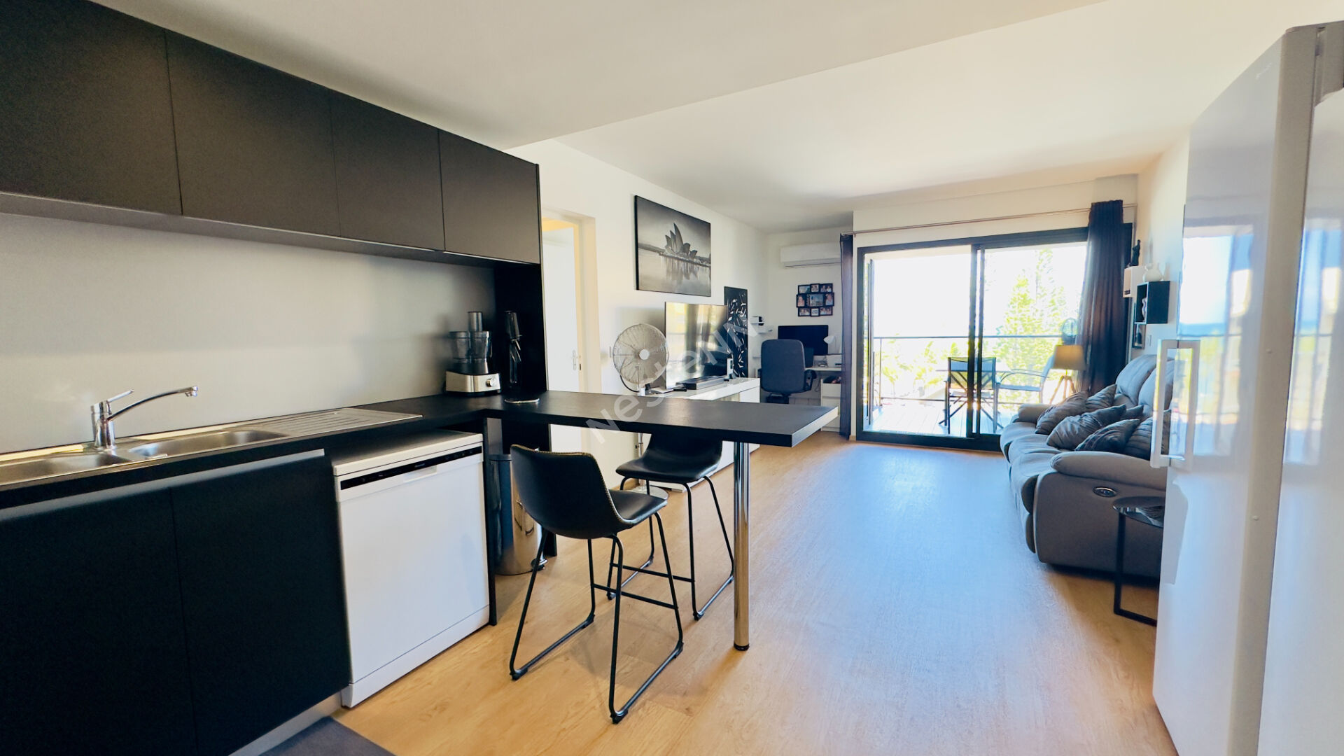 À vendre sur la baie de l'Anse Vata, un superbe appartement de standing de type F2 d'environ 50 m2 de surface habitable.