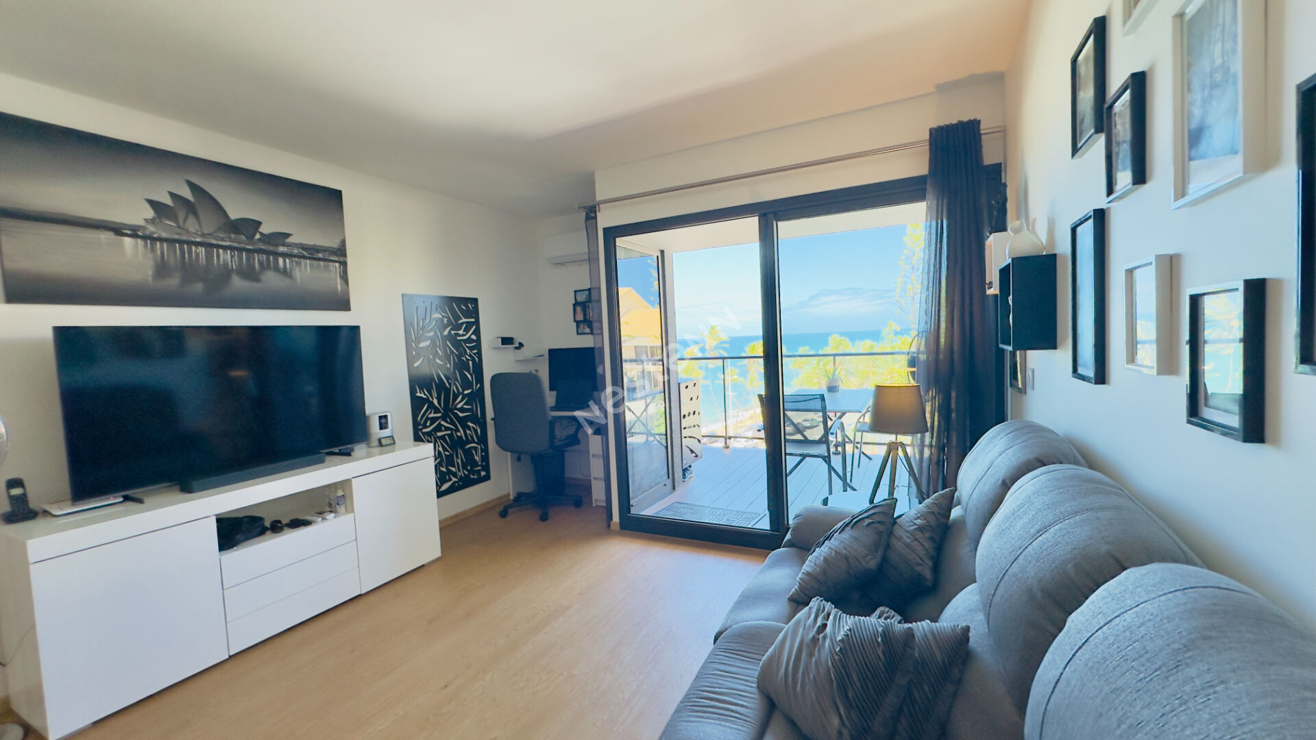 À vendre sur la baie de l'Anse Vata, un superbe appartement de standing de type F2 d'environ 50 m2 de surface habitable.