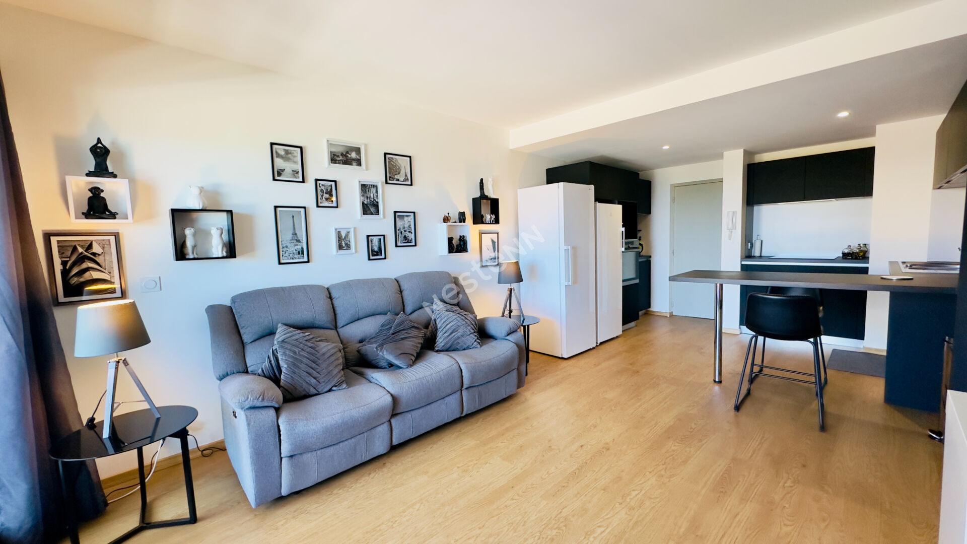 À vendre sur la baie de l'Anse Vata, un superbe appartement de standing de type F2 d'environ 50 m2 de surface habitable.