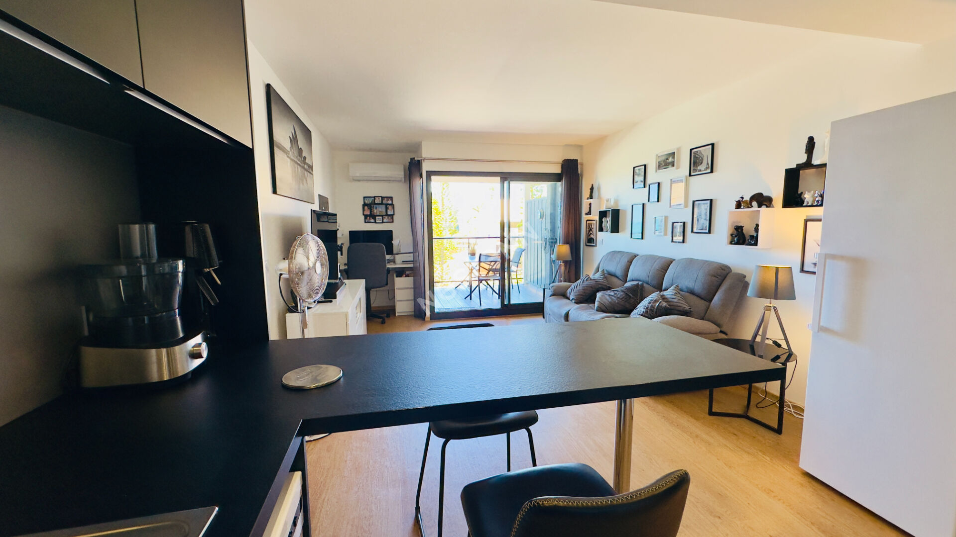 À vendre sur la baie de l'Anse Vata, un superbe appartement de standing de type F2 d'environ 50 m2 de surface habitable.