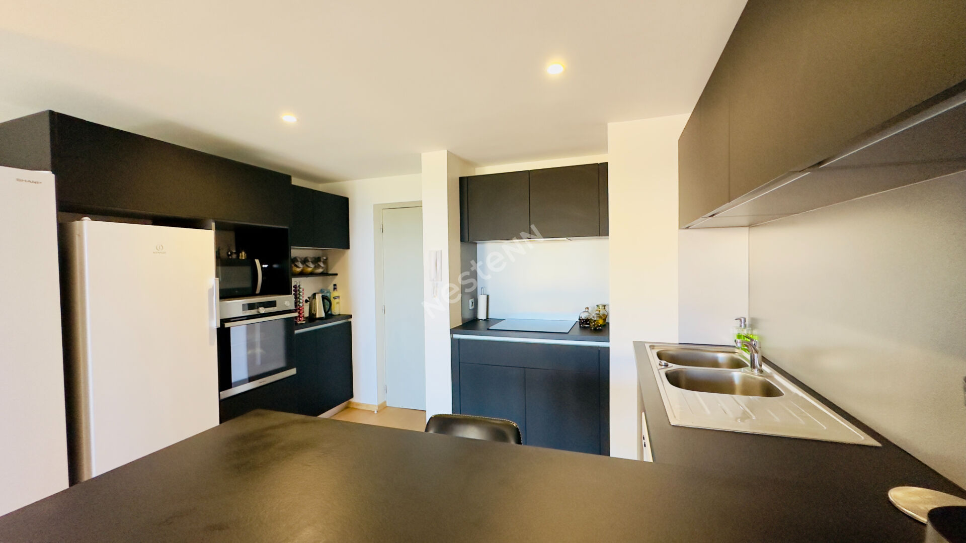 À vendre sur la baie de l'Anse Vata, un superbe appartement de standing de type F2 d'environ 50 m2 de surface habitable.