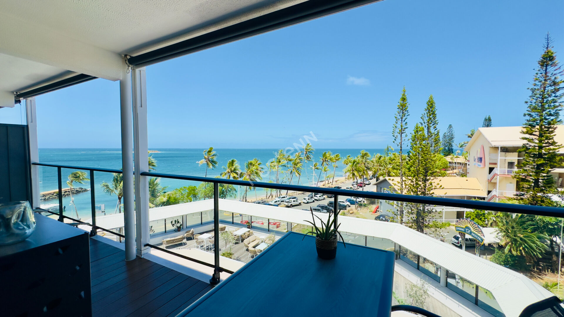 À vendre sur la baie de l'Anse Vata, un superbe appartement de standing de type F2 d'environ 50 m2 de surface habitable.