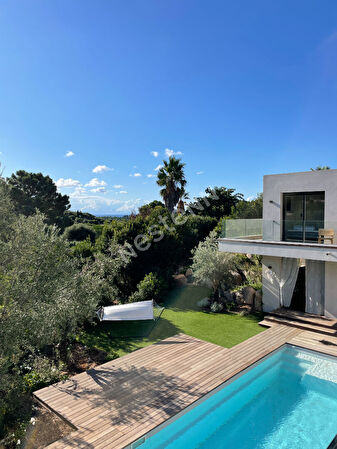 Vente par agence immobiliere à Lecci (20137)