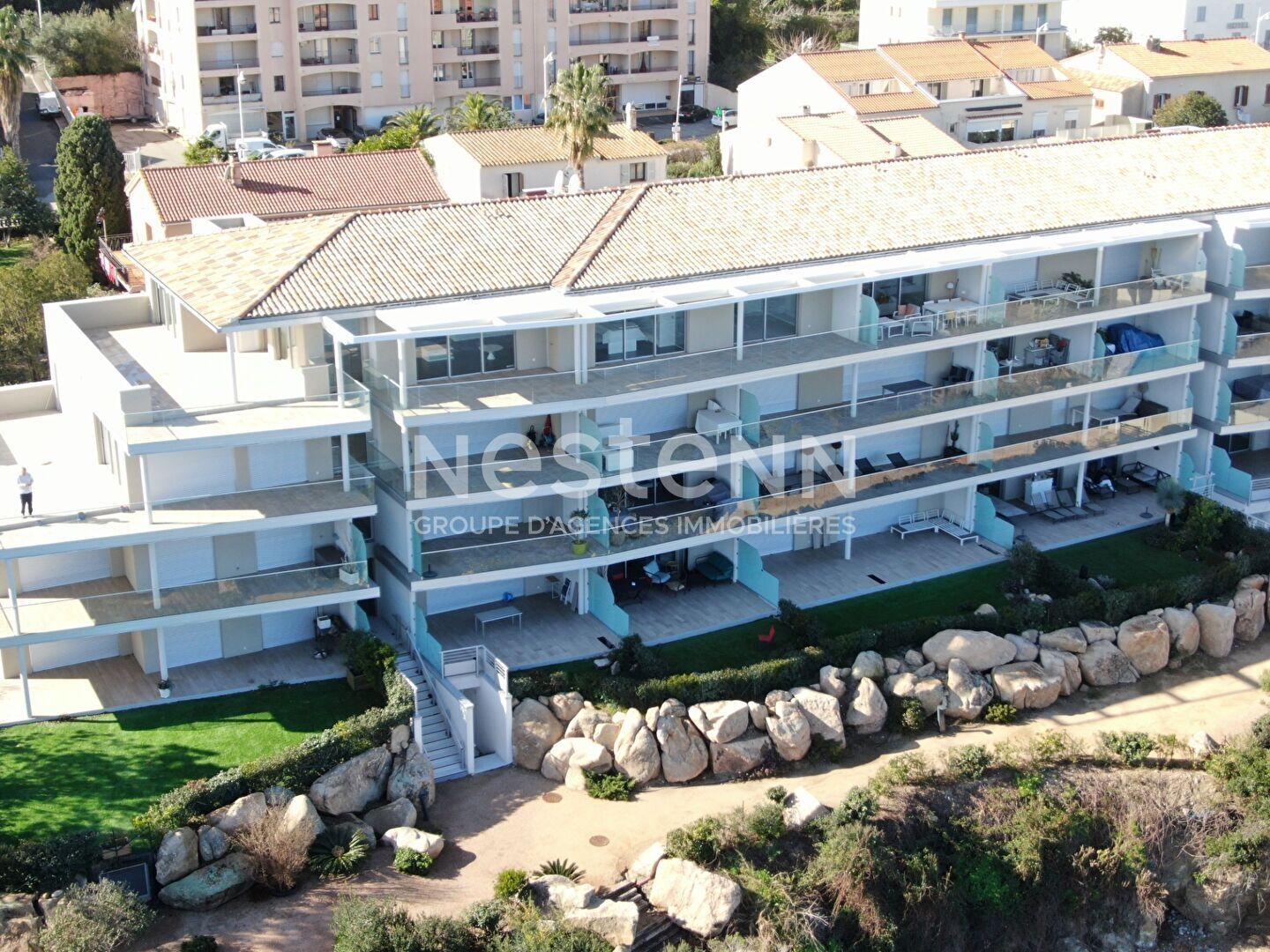 Appartement 3 pièces de 74 m2 situé en bordure de mer au centre du village, à l'entrée du port.