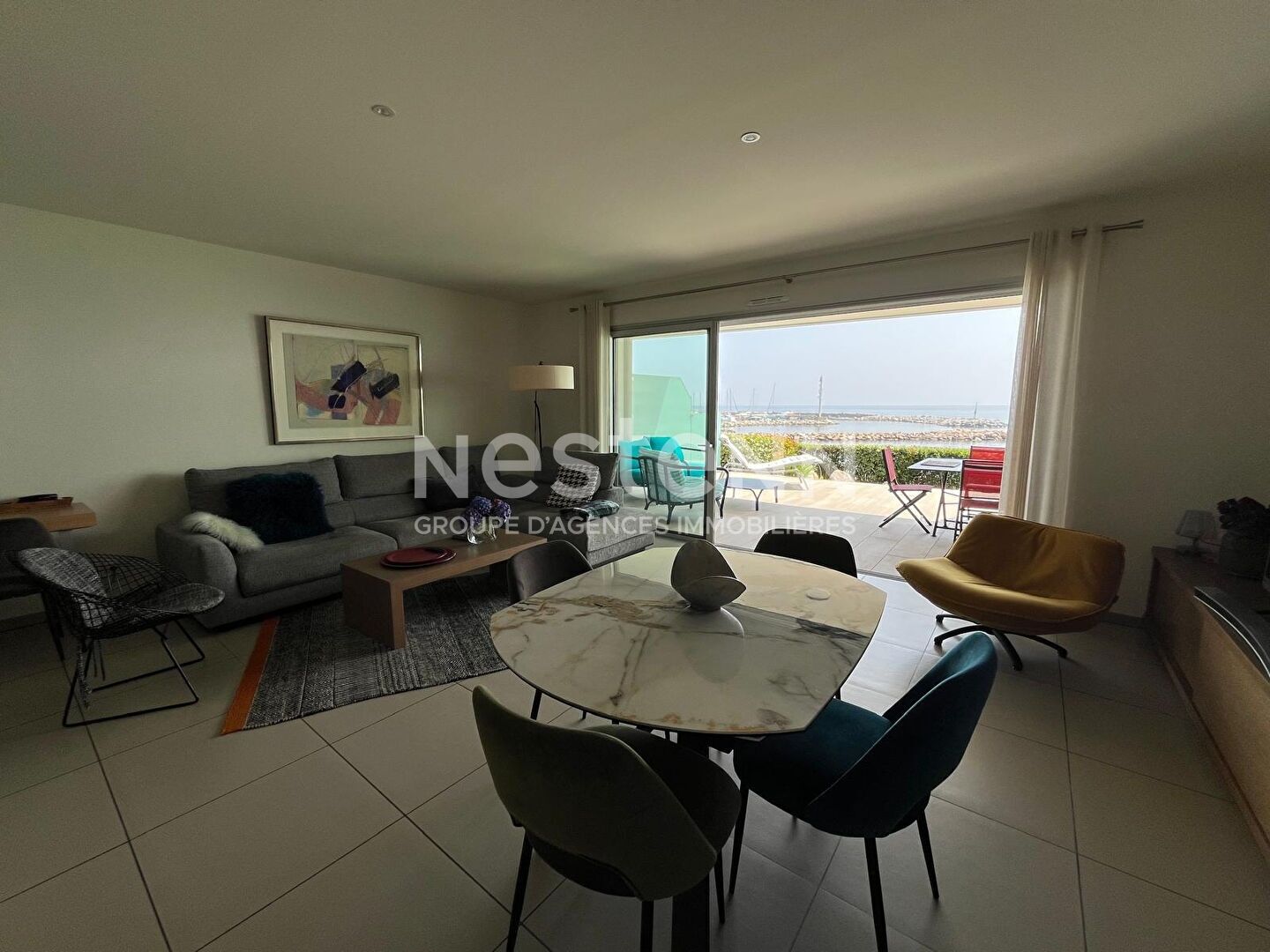 Appartement 3 pièces de 74 m2 situé en bordure de mer au centre du village, à l'entrée du port.
