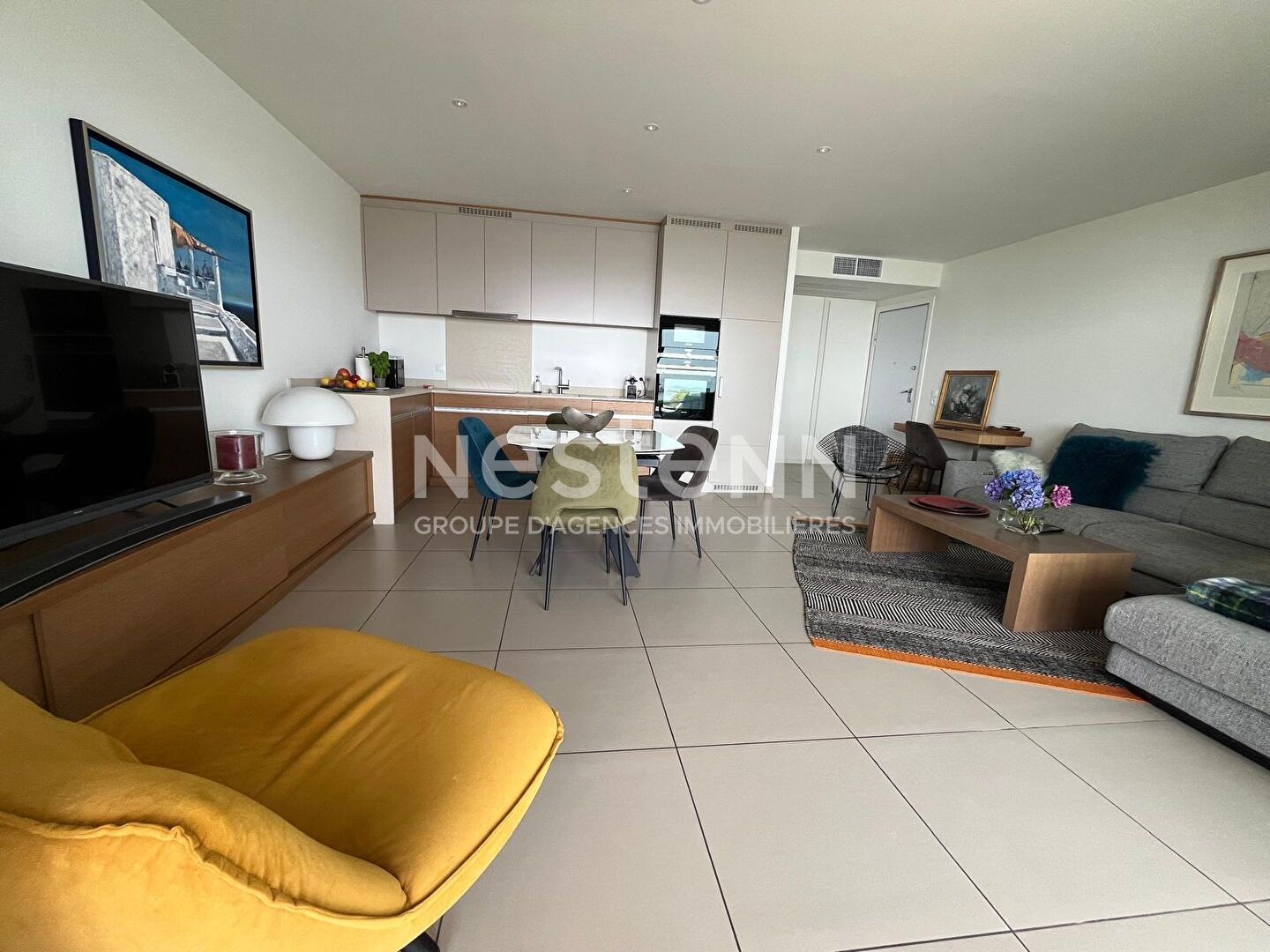 Appartement 3 pièces de 74 m2 situé en bordure de mer au centre du village, à l'entrée du port.