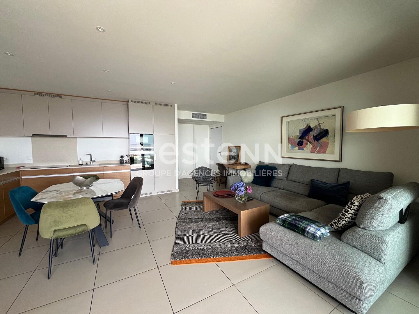 Appartement 3 pièces de 74 m2 situé en bordure de mer au centre du village, à l'entrée du port.