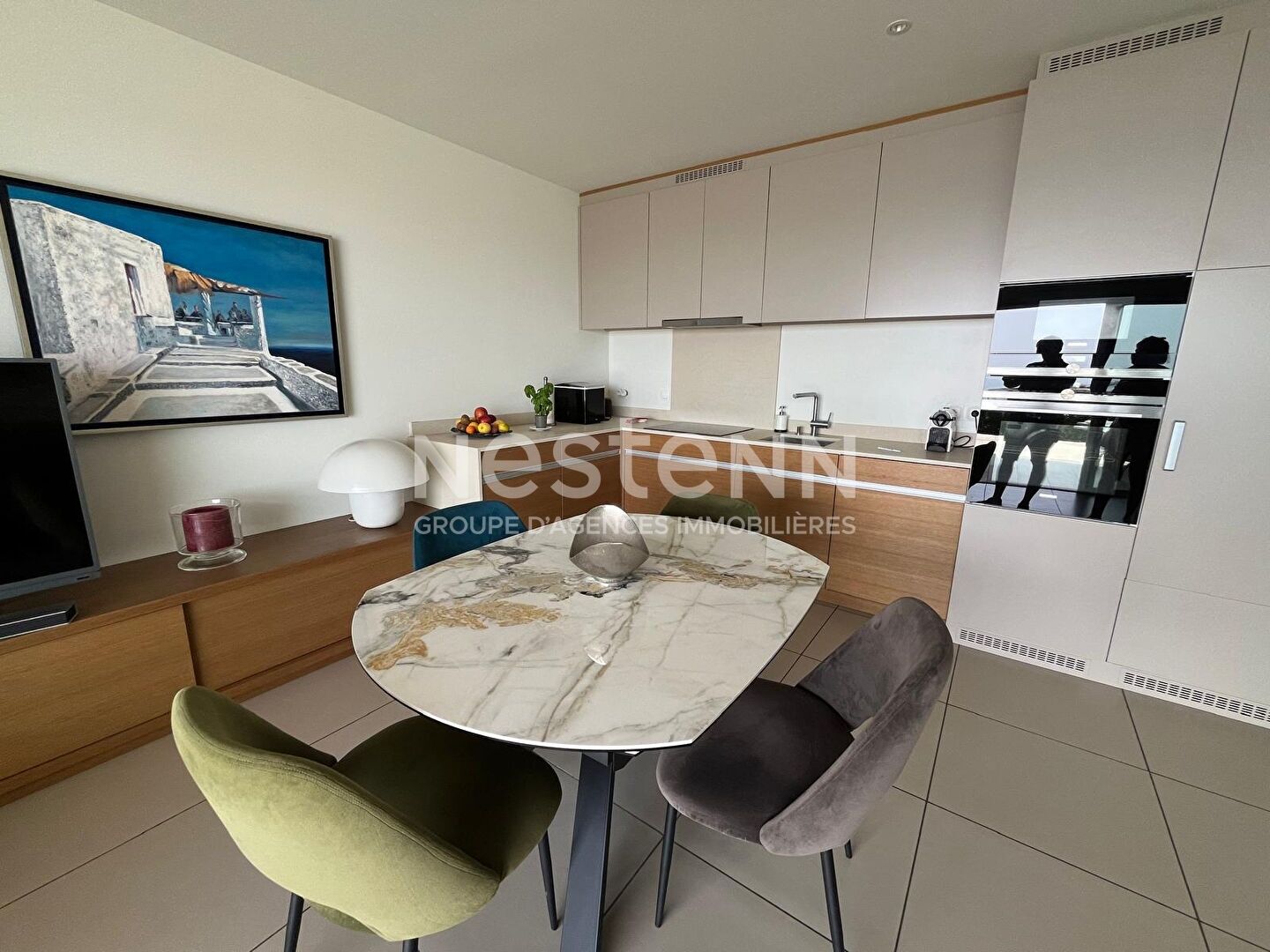 Appartement 3 pièces de 74 m2 situé en bordure de mer au centre du village, à l'entrée du port.