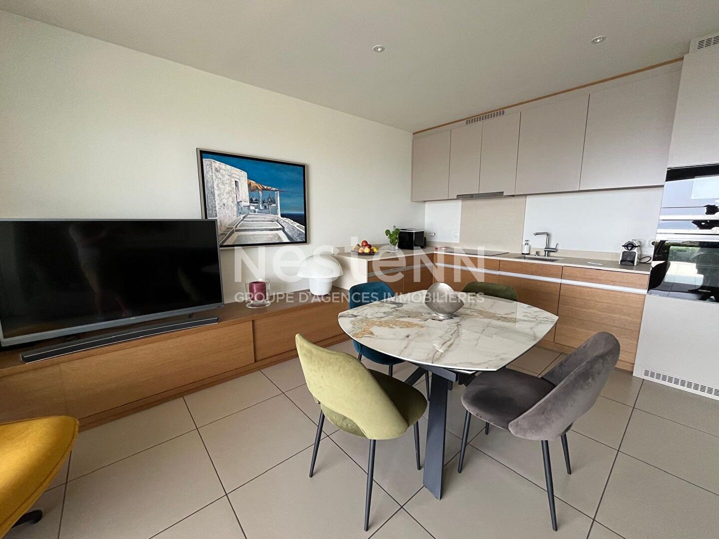Appartement 3 pièces de 74 m2 situé en bordure de mer au centre du village, à l'entrée du port.