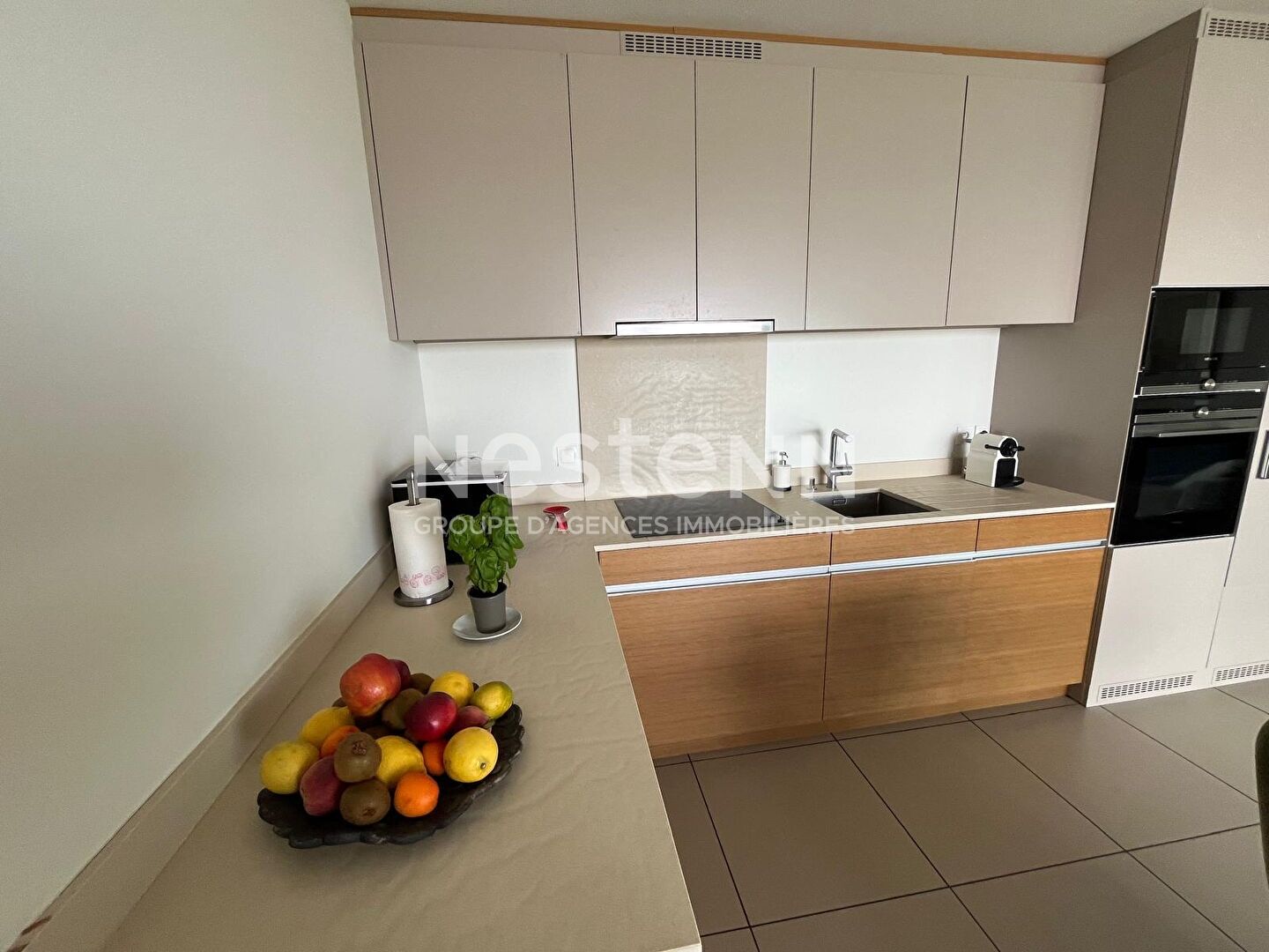 Appartement 3 pièces de 74 m2 situé en bordure de mer au centre du village, à l'entrée du port.