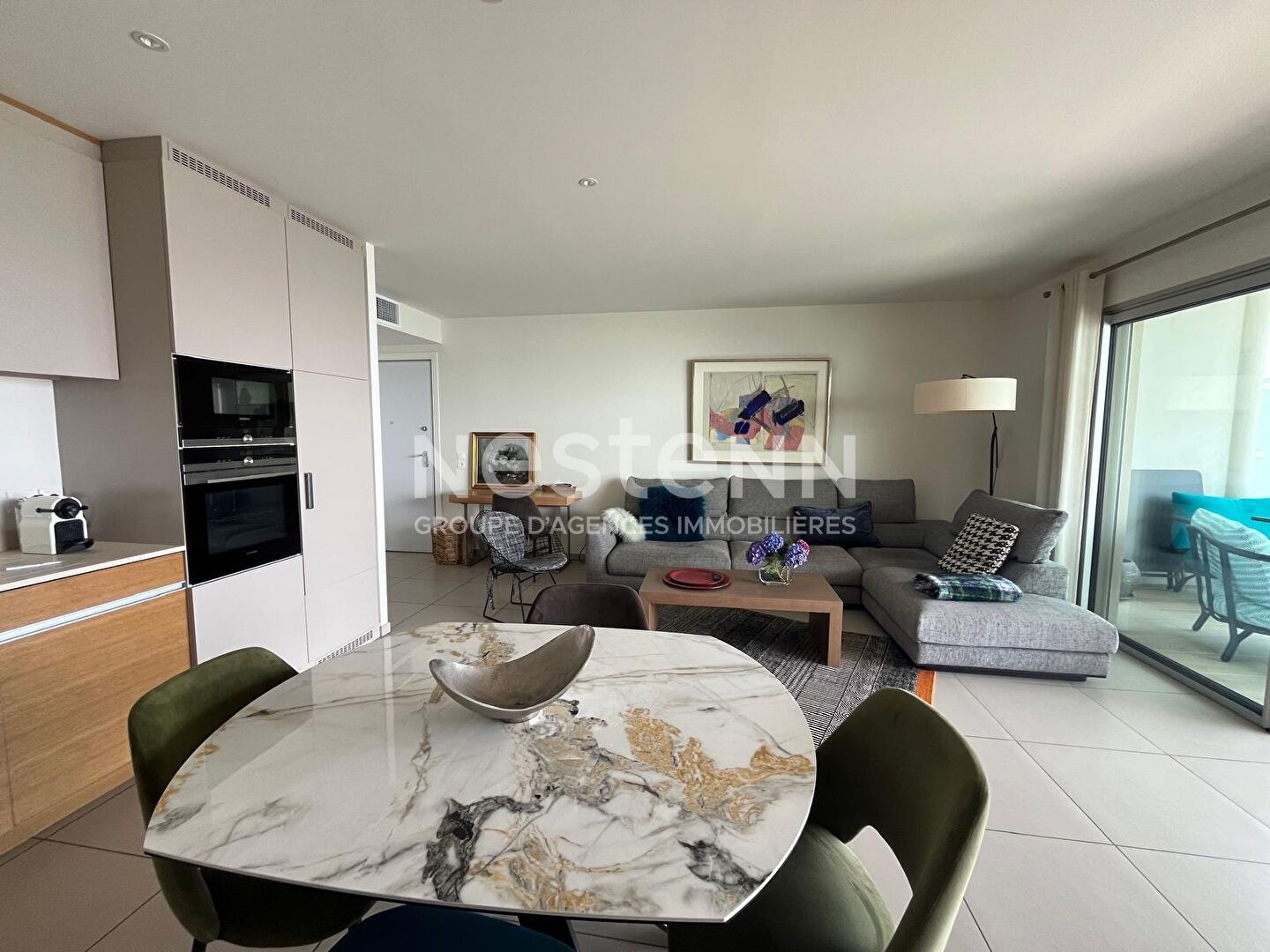 Appartement 3 pièces de 74 m2 situé en bordure de mer au centre du village, à l'entrée du port.