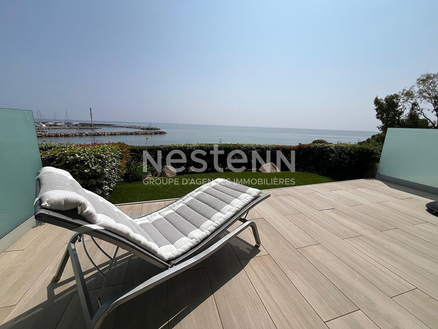 Appartement 3 pièces de 74 m2 situé en bordure de mer au centre du village, à l'entrée du port.
